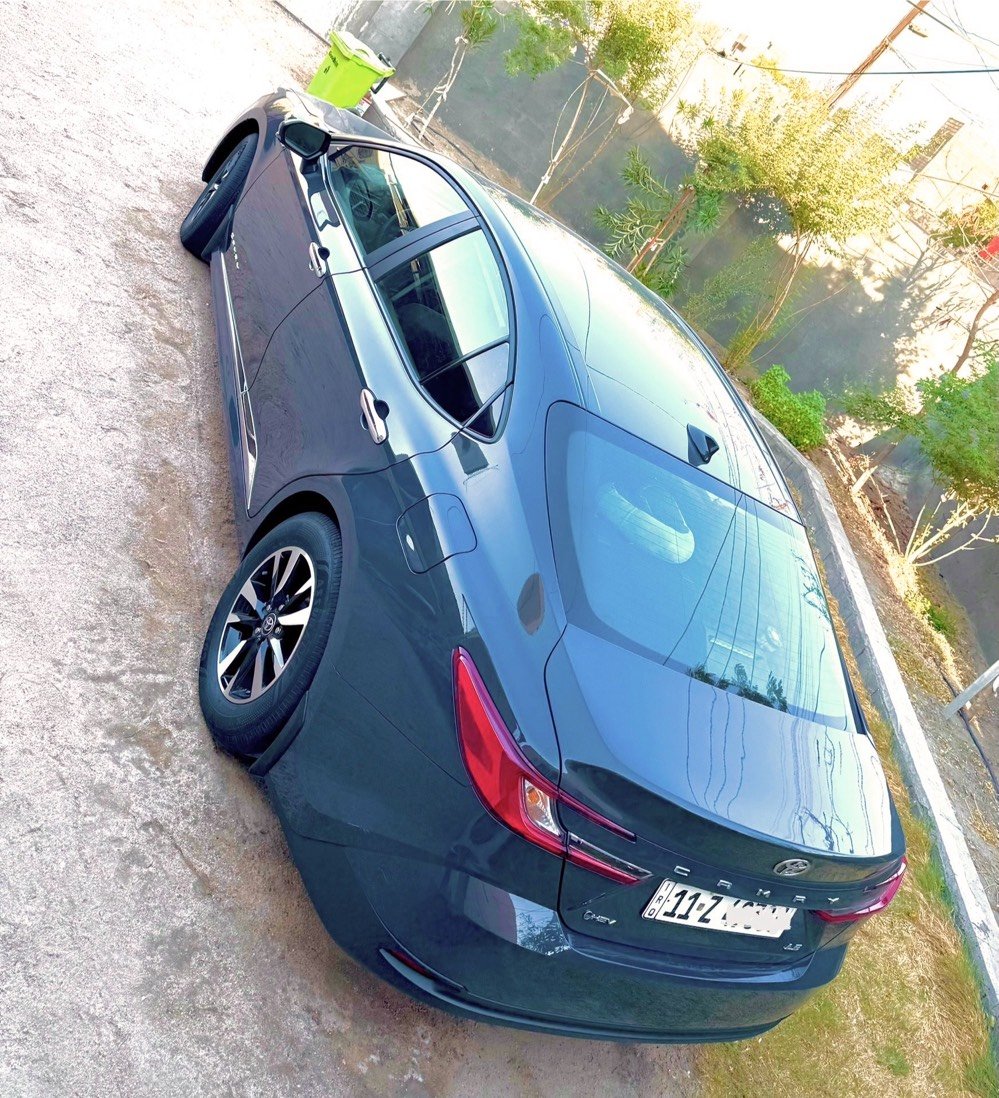 سيارة تويوتا كامري موديِل حديث، نظيفة وجديدة، باستعمال خفيف. خارجية لامعة وداخلية مريحة ومجهزة بشاشة متطورة. استمتع بأداء مميز وراحة في القيادة. السعر قابل للتفاوض.