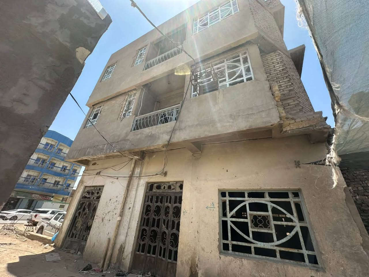 السلام عليكم
للبيع للبيع 

عماره تتكون من ثلاث طوابق يحتاج الها ترميم 

الموقع: شارع الري المؤدي الي شارع القيادة 

مساحتها :  ١٠٩ متر طابو ملك صرف بأسمي 

للاستفسار اكثر او السعر ***********
