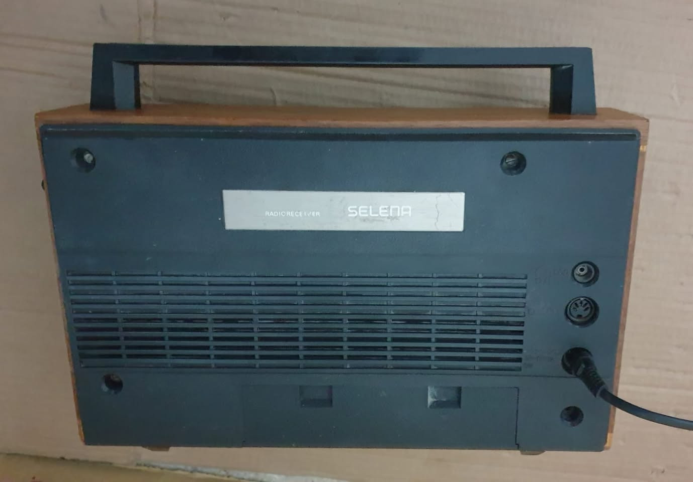 رادیو 8 موجة ماركة سلینا صناعة الاتحاد السوڤیتی انتاج 1980 یشتغل 6 بطاريات حجم كبير وكهرباء مباشر جهاز نظیف جدآ وشغال بالكامل صوت وسحب ممتاز السعر واي‌ استفسار مراسلة خاص


**إذا كنت صاحب هذا الإعلان وتريد حذفه لأي سبب، رجاءا أرسل رسالة إلى الدعم الفني**