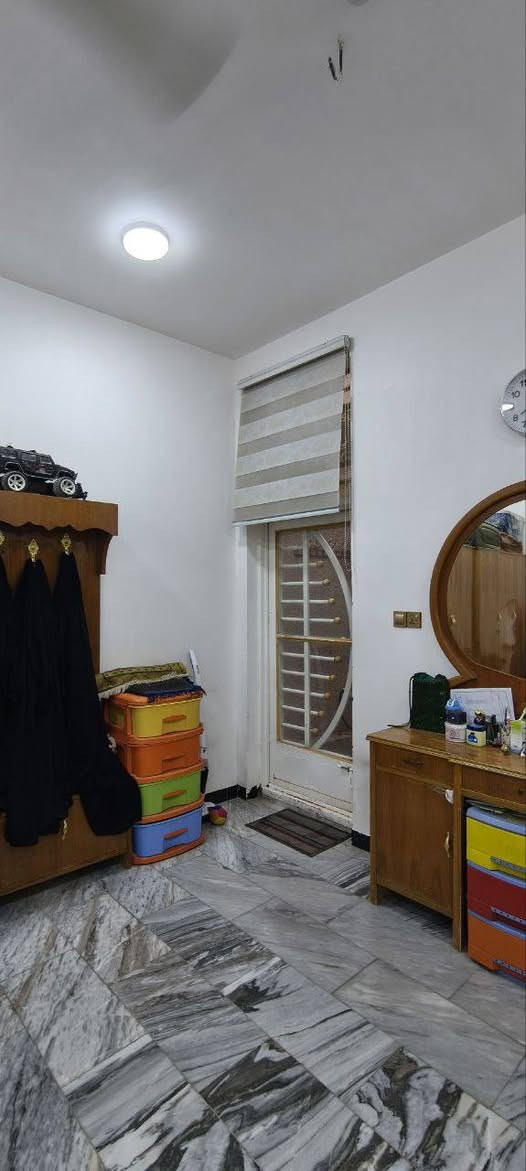 السلام عليكم بيت للبيع الموقع حي السلام قطاع 16 خلف گراج الكوسترات المساحة 255 واقع حال و 253 بالسند البيت على ساحة ركن البناء منة 150 متر و قطعة 105 متر للمزيد من المعلومات الاتصال على الرقم
‏***********
