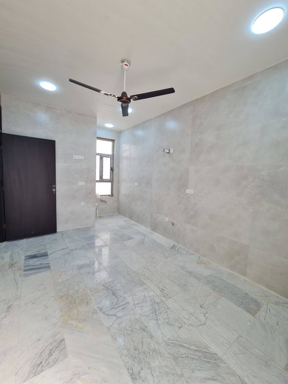 #للايجار.🪩🪩
#مشتمل_بيت_شقة_محلات🏠🏩🏡
#كهرباء_٢٤_ساعه.⚡️⚡️⚡️
#جديد_غير مسكون سابقا 
#ماء_كهرباء_مجاري.
#خدمات مفصولة لكل وحدة سكنية 
#مدخل_منفصل_لكل_وحدة_سكنية.
قريب من الجامعات و المدارس 
#كاميرات_مراقبة.
#خطوط_نقل_في_المنطقة.
لمعرفة الاسعار الاتصال على الارقام في ادناه اتصال او واتس اب:
***********
***********
بابل مركز المدينة
