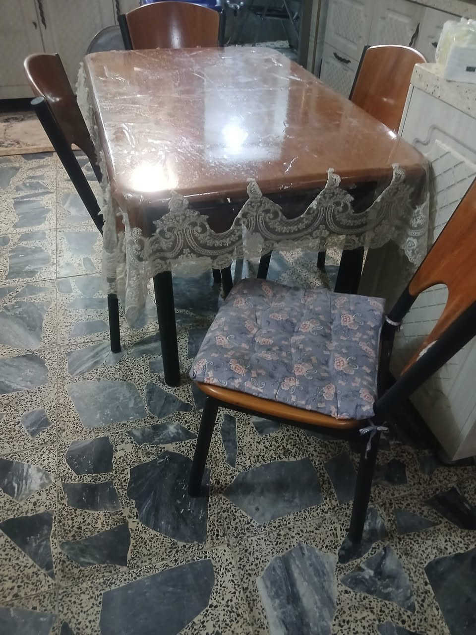 اهم للبيع وميز طعام جديد استعمال قليل الاتصال على الرقم ***********
