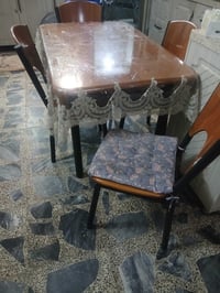 ميز طعام • جديد • استعمال قليل