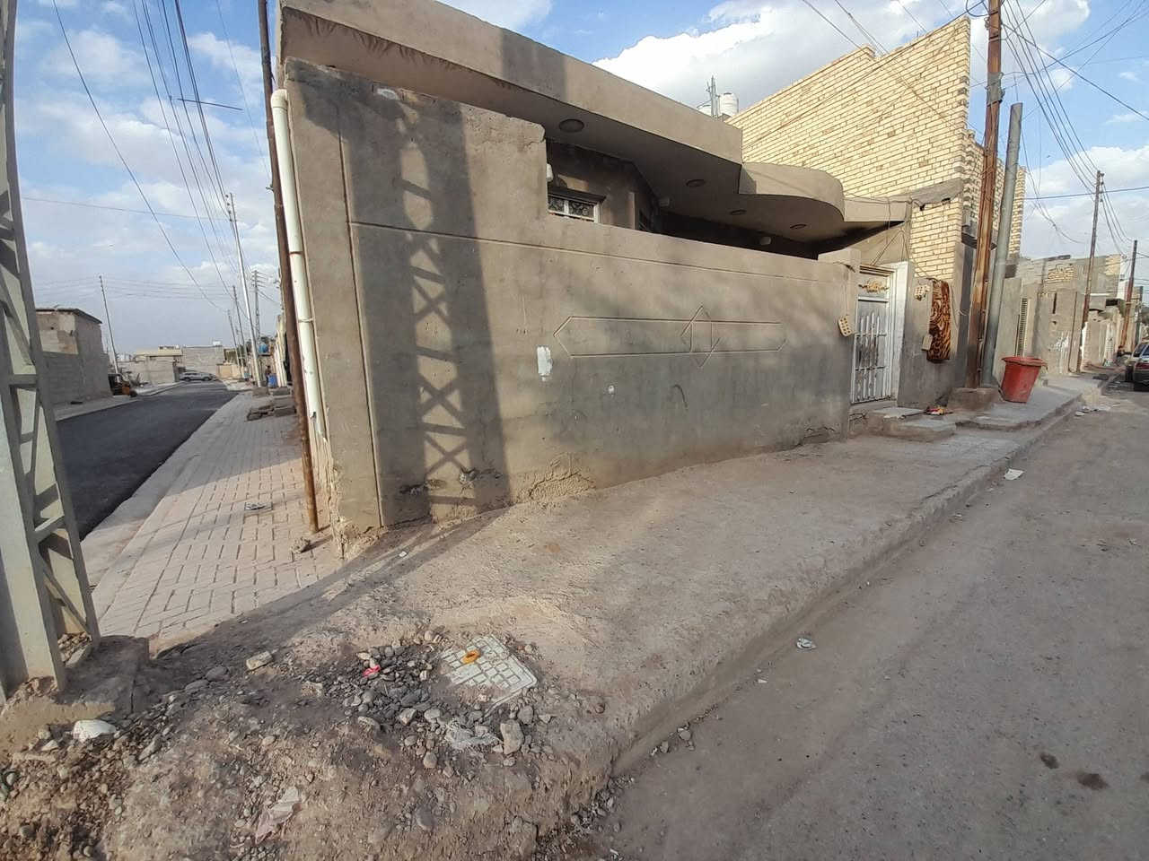 سلام عليكم بيت للبيع بل رشاد شارع التانكي قرب جامع الغركان المساحه 100متر مربع 10×10 بناء جديد صاير ركن تبليط جديد مجاري جديده ماء كهرباء جديده واقع حال مشمول بل تطويب مرقمينه  للأستفسار الاتصال على الرقم *********** بغداد, العراق
