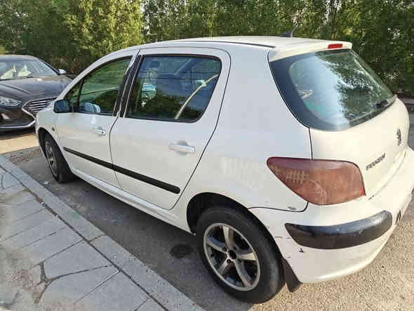 سلام عليكم 
بيجو ٣٠٧
٢٠٠٥
رقم بغداد بسمي 
كير مكينه جاهزه 
تخم تاير نضيف
بيه شي قليل صبغ بل جاملغ الخلفي 
داخله نضيف 
عليه ادامه كامله 
ما ناقصه شي 
رايده ب٤٧ وبيه مجال شي قليل
***********
