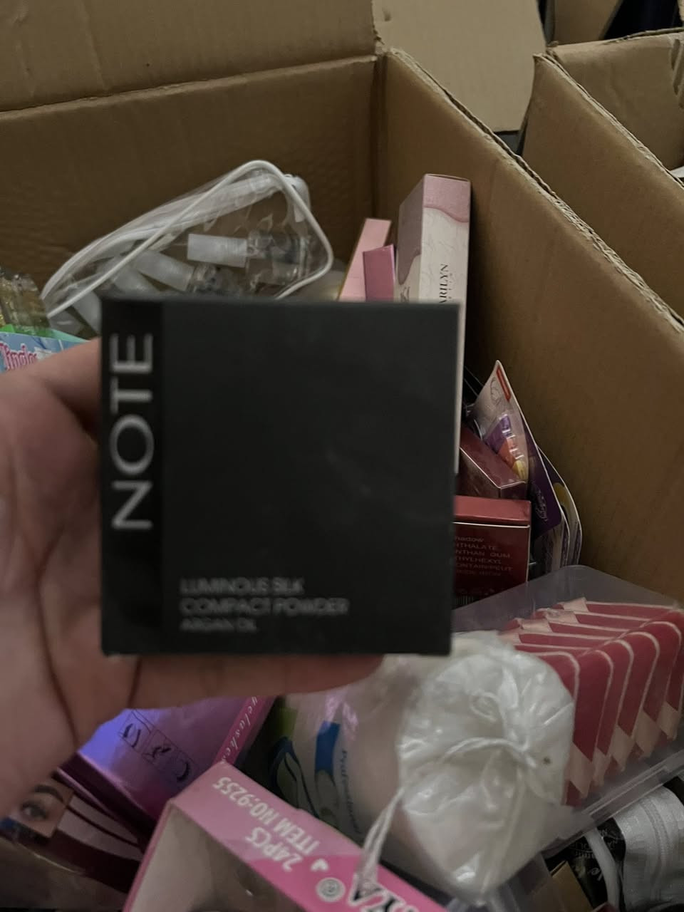 تصفية بضاعة محل كوزمتك ومكتبة ميك اب هدايا قرطاسية العاب هاي الغراض البصور بعد اكو بكدهم ممصورهم ابيع كلهم مكاني بغداد رقم ***********
