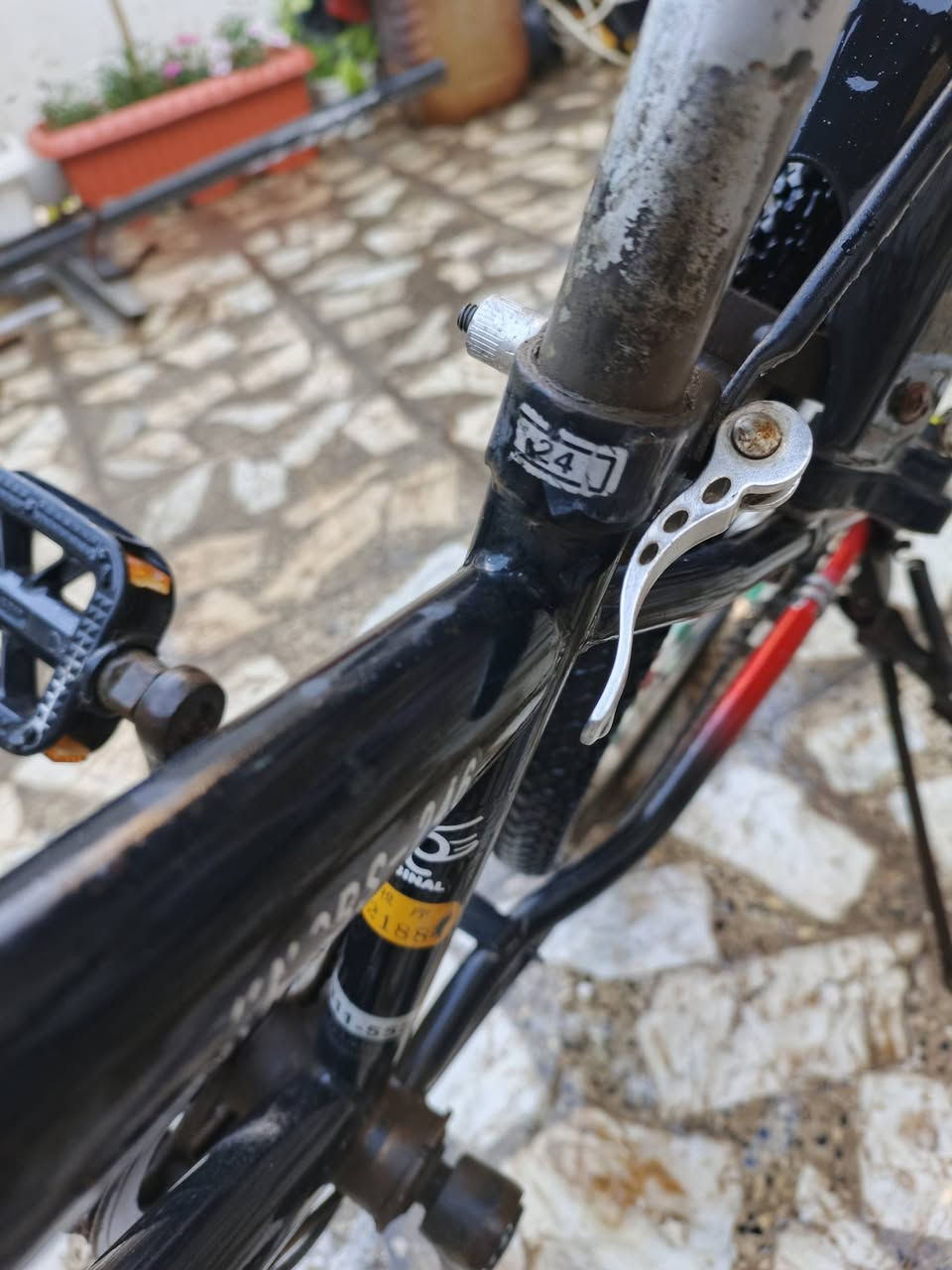 السلام عليكم
بايسكل جبلي مستخدم حجم 24 بايسكل شغال ومتروك قليل البايسكل بي كسر بسيط بلصينيه مثل ما موضح بصوره 
وشخوط ايضا قليله 

السعر: 50 وبي مجال

الموقع: بغداد-شهداء البياع

رقم الهاتف: *********** يوجد واتساب

ملاحظه/لا يوجد توصيل
