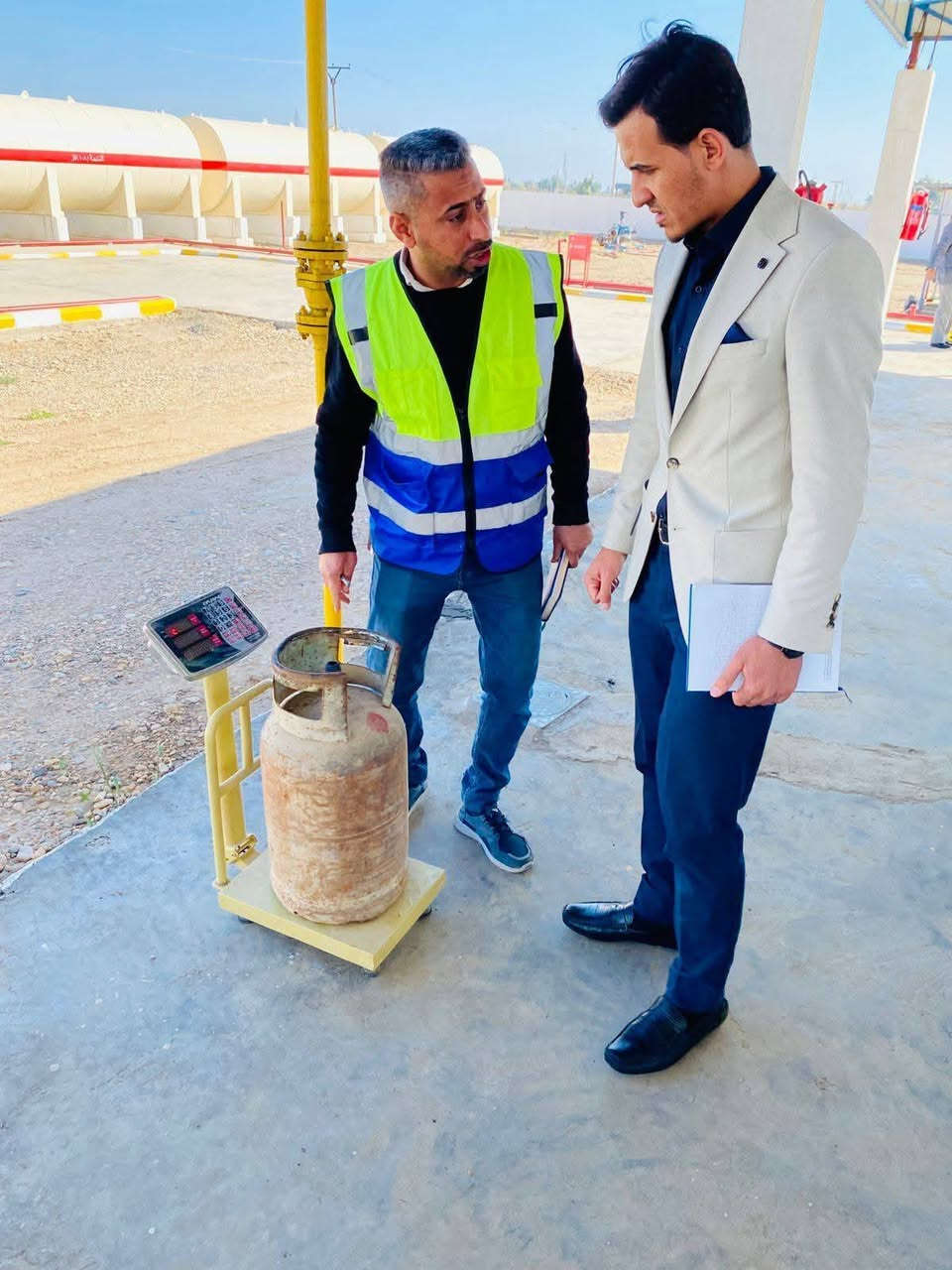 تم اطلاق مادة الغاز السائل (LPG) بنجاح تام بعد اكمال كافة المتطلبات الخاصة بتركيب المنظومة  (شركــــة عين الغاز ) من قبل كوادر شركتنا الى معمل غاز الرسول الاهلي بعد توقف دام ٦ سنوات  - محافظة الكوت  قضاء النعمانية  وفق احدث المواصفات الفنية ومعايير السلامة المعتمدة عالمياً بأشراف مباشر من قبل كوادر  الشركة العامة لتعبئة وخدمات الغاز 
للإستفسار أكثر مراسلتنا او الاتصال على :
 *********** 
او زيارة موقعنا الكائن في:
بغداد/ التاجي /مدخل شركة تعبئة الغاز 
أثناء التشغيل التجريبي لمنظومة معمل غاز  الرسول الاهلي 
أعمالنا المنجزة تجهيز تنصيب اشراف عين الغاز للخدمات الغازية  

تم التشغيل التجريبي لمعمل غاز الرسول الأهلي في قضاء النعمانية بعد توقف دام اكثر من 6 سنوات حيث تم نقله من ناحية الدبوني الى موقعه الجديد في النعمانية ، وتم التشغيل التجريبي بحضور لجنة من الشركة العامة لتعبئة وخدمات الغاز/ فرع غاز واسط مكونة من شعب التجهيز والصيانة والصحة والسلامة والبيئة على ان يتم التشغيل الفعلي بعد عدة أيام لحين اكمال كافة الإجراءات  الإدارية ، ويعتبر هذا المعمل إضافة مهمة لقضاء النعمانية لعدة أسباب أهمها تلبية الزيادة الحاصلة لمنتوج غاز الطبخ خصوصا عند ادخال المعمل الوحيد في القضاء لإجراءات الصيانة السنوية  .
#وزارة_النفط
#الشركة_العامة_لتعبئة_وخدمات_الغاز
