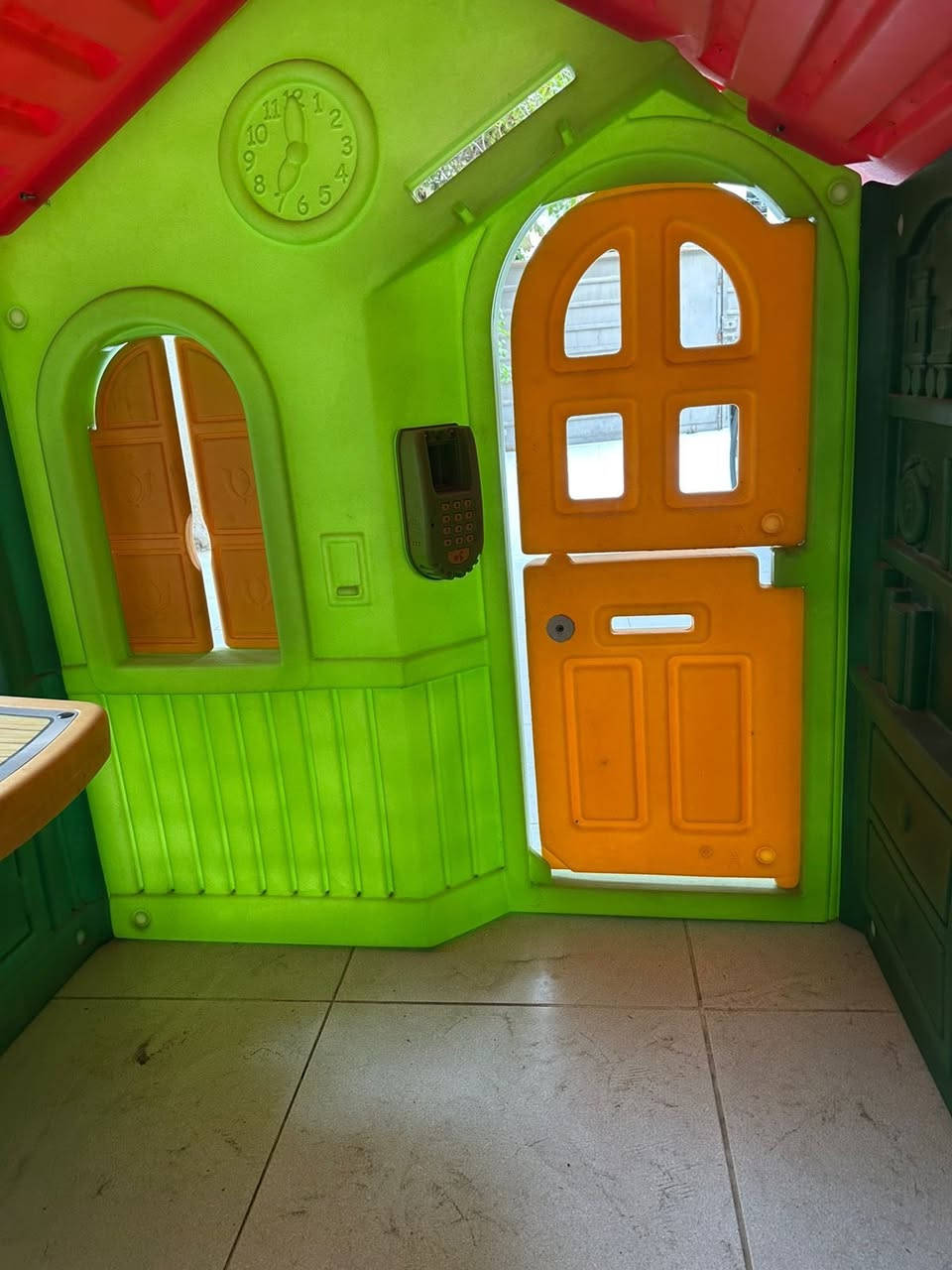 سلام عليكم 
بيت للطفال كبير انظيف جداً  ارتفاع متر ونص والعرض متر وربع يحتوي على بطاريات كبيرة للموسيقى وبعض الاغراض
السعر 80 الف مكاني بالجادرية للاستفسار اتصال على الرقم ***********
