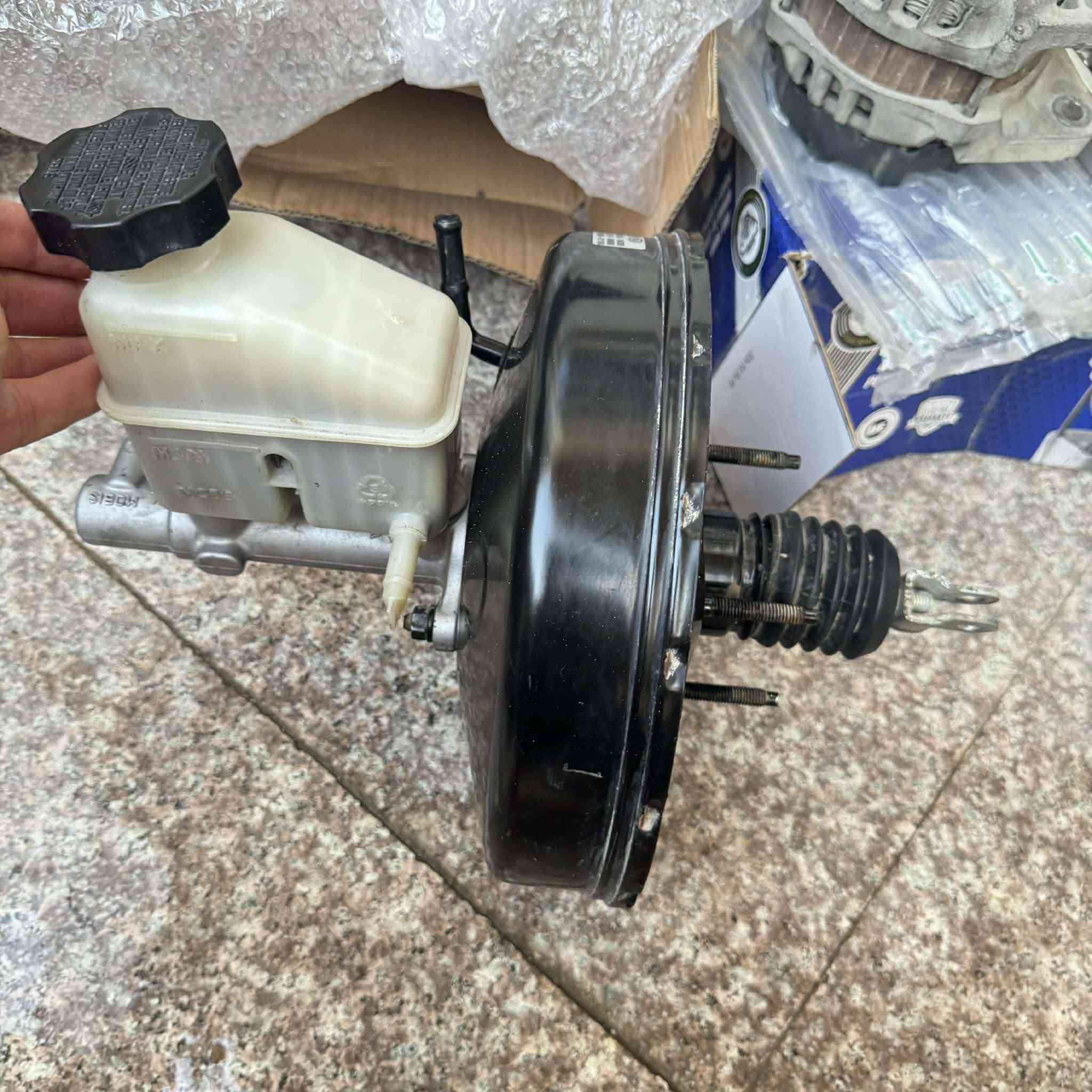 سلام عليكم اغراض مستعملة سيراتو 13خليجيي بيهن اعطال بسيطة وبسعر جدا مناسب للتواصل ***********
