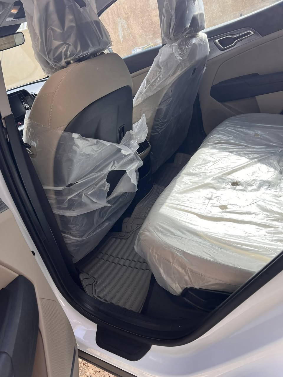 السلام عليكم سبورتج موديل 24 سيارة جديدة ماشية 13 الف فول سيارة عدى فتحة جنطه كهرباء سيارة صار بية حادث بلباب خلفي صدر بدون صبغ بدلات وكالة اصلي بدون ارباك سعرة 210 
***********
