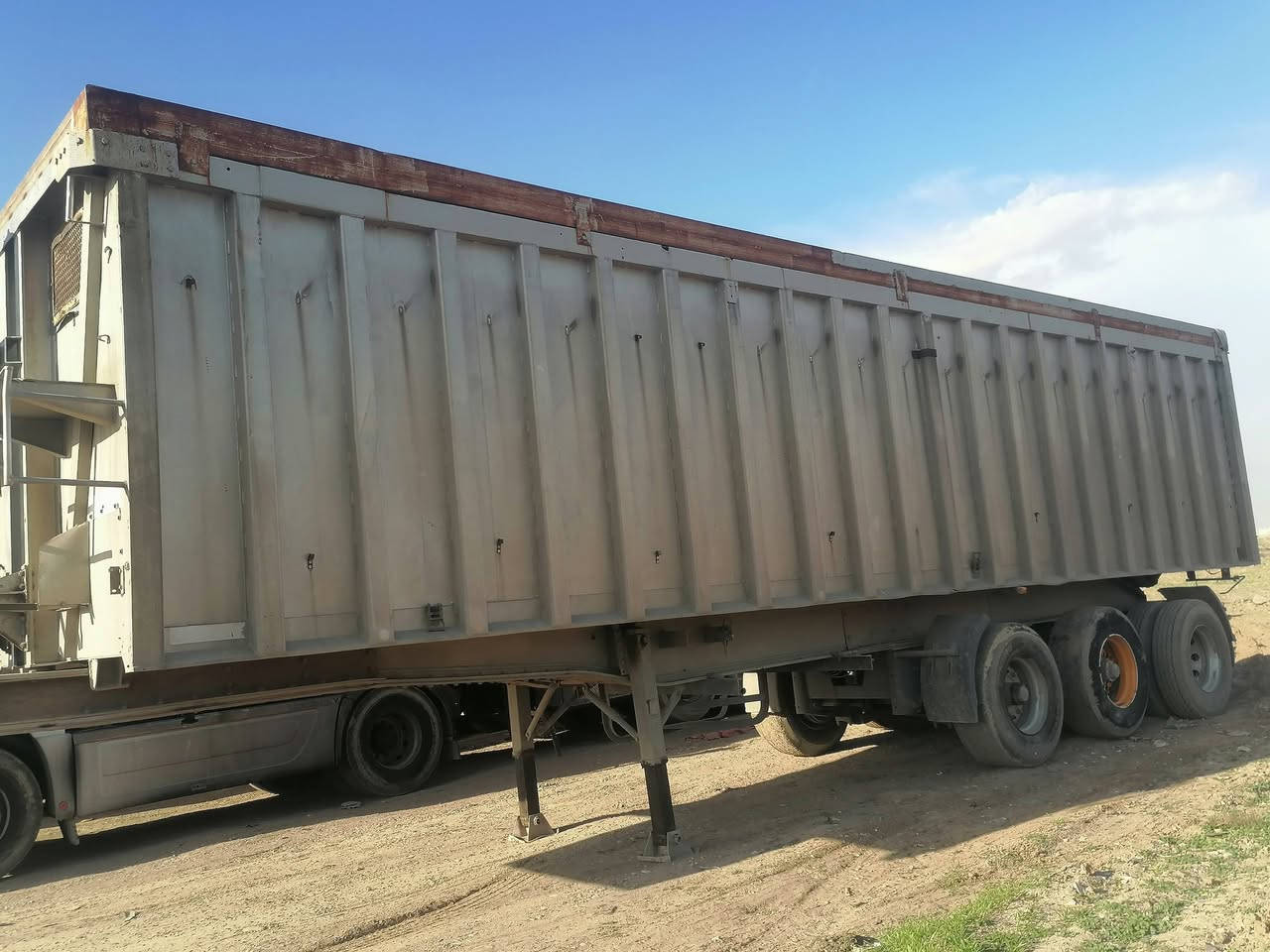 نساف فافون دنكير مدور ثلاث دنكير يرهم دبل تاير حمولة 47طن تلفون ***********
