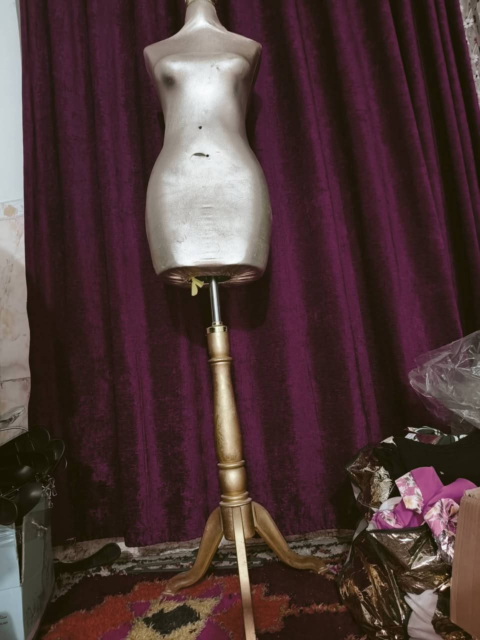 السلام عليكم عندي غراض مال محلي عزلته
تعاليگ تقريباً 50 وحده 
رفوف 3 خشب مع شخاطات سلي ستيل مثل ما موضح بالصوره 
مع ملكانات عدد2. 
للأستفسار الاتصال بالرقم ***********
