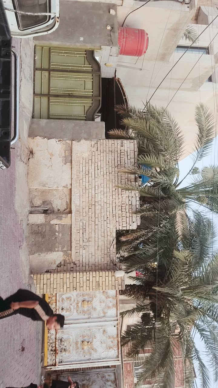السلام عليكم بيت مساحة ٢٤٠م الوجه 8م والنزال 30م بناء طابقين غرفتين وصاله واستقباله كبيره ومطبخ وصحيات الطابق الأول والثاني نفس التصميم السعر خاص رجاء القطاع شارع المدارس الفرع المقابيل سيد مصطفى أو زاد الخير للاستفسار ***********
