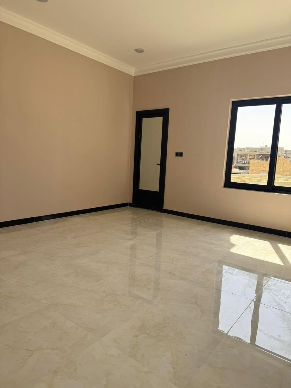 دار للبيع | ام الخيل الثالثة
نقطة دالة  | ركن على شارع 20
**********************************
المساحه / 164 متر مربع 
____________________________
تفاصـــــيل الدار : 
طابقين - غرفه نوم 5  / صاله2/ استقبال/ مطبخ / مجاميع صحيه عدد 4 /  

مجهز بطاقة شمسية  ⚡️ 
_____________________________
للأستفســار/ مراجعـــــة مكتـــب الريادة للوساطة العقارية  الكائــن الجزائر مجاور مستشفى الحياة للعيون
او الاتصال على الأرقام التالية :
***********
***********
