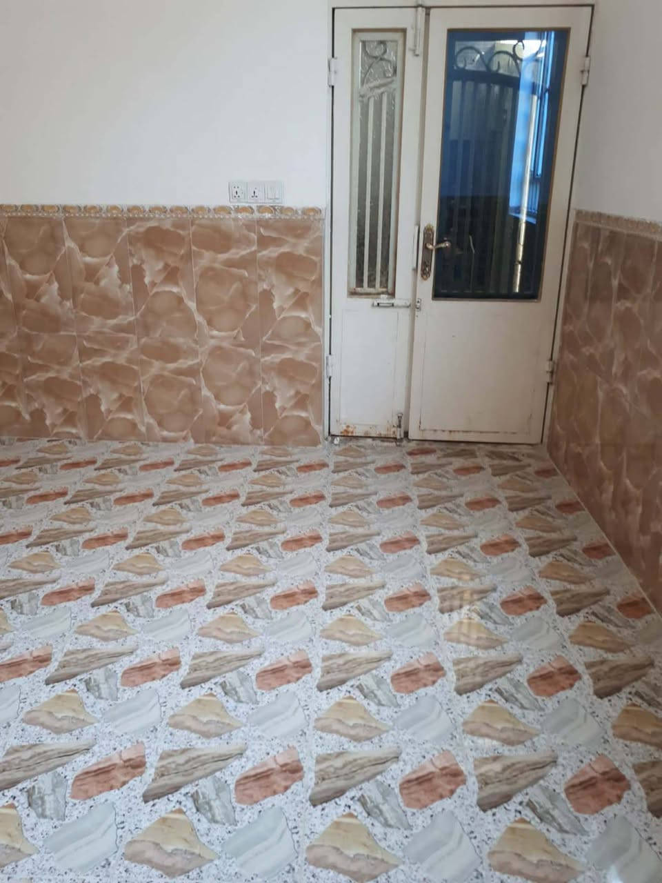 السلام عليكم
بيت معروض للبيع شارع احمد الوائلي- فرع الحداد - فرع العاشر
100متر طابقين 
الواجهية 10*10
البيت يحتوي على مطبخ واستقبال وصالة و4 غرف مع الصحيات قريب عن الامام الحسين 
للتواصل الاستفسار على الرقم الموجود ***********
