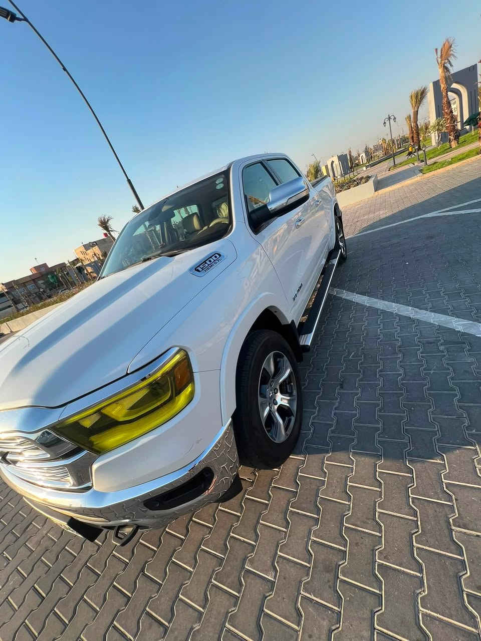 رام لارامي. 
الشكل الجديد. 
‏HEMI. 5.7L. 
قمارتين. 
دبل كير4x4. 
وكالة ليث العبيدي.
موديل 2019. 
فل كامل المواصفات. 
بصمه تشغيل وأبواب. 
 داخليه جلد xشمواه. 
شاشه. 
كاميرا. 
نفقيشن. 
تشغيل عن بعد. 
ممري سيت. 
مثبت سرعه. 
تحكم سكان. 
‏AUX. USB. 
بلوتوث. 
حساسات أمامي وخلفي. 
النقطه العمياء. 
توفير الطاقه A. 
كراسي كهرباء. 
تدفئه وتبريد.  
تدفئة سكان. 
تكييف خلفي. 
لايتات LED بالكامل. 
زنون كامل. 
كشافات. 
غطاء بدي بلادي.
إضاءه جانبيه عالمرايا. 
ويل كب كروم R20. 
ديكورات خشب.
عداد 160 كيلو. 
بيها بارد بالباب عكس السايق والخلفي شي كلش بسيط
عنوان السيآره بصره ما متواجد ع الفيس تصل وتدلل
رقم ***********
سعر سياره 285 بيها مجال جدا قليل.
