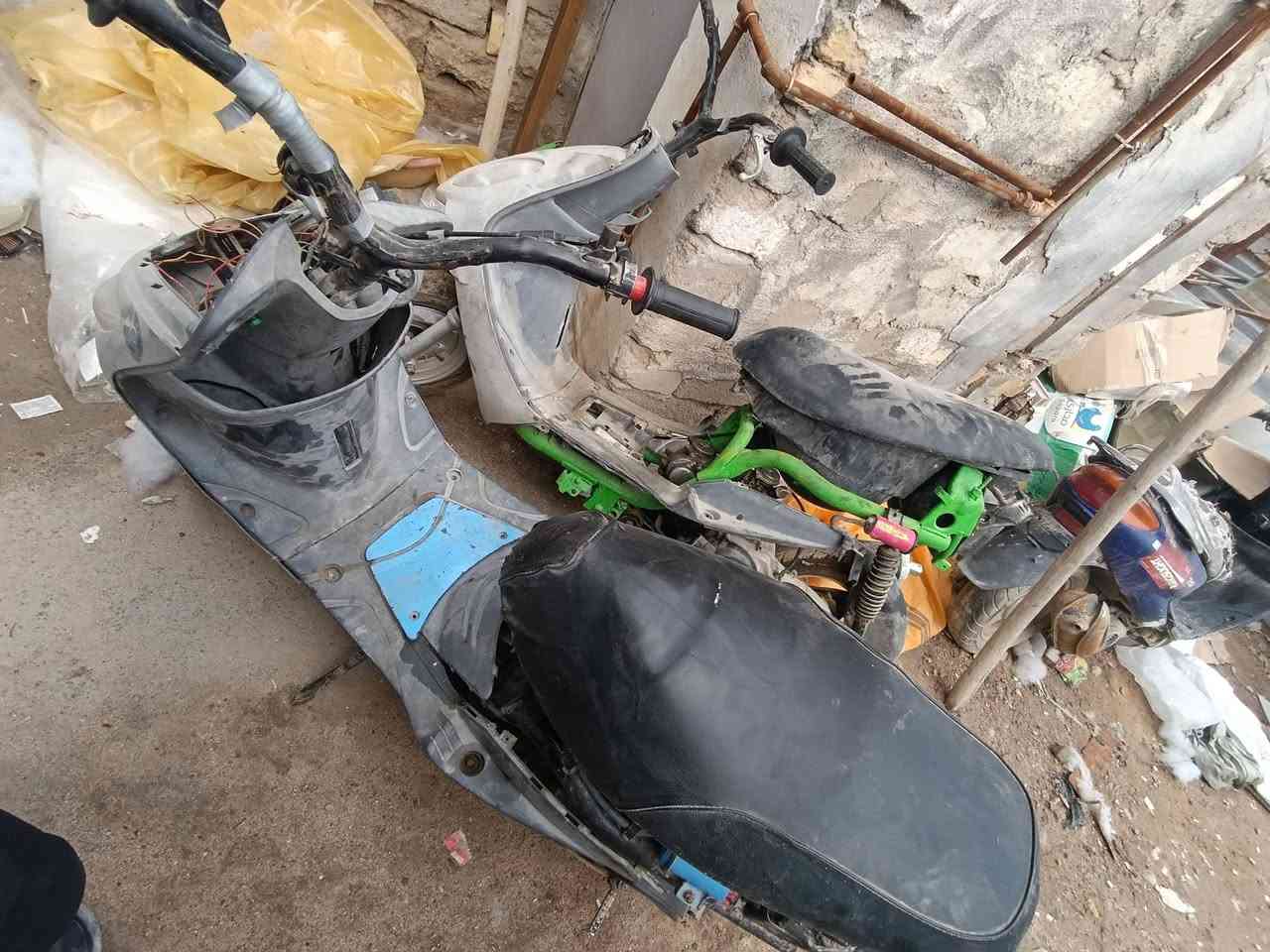 السلام عليكم شباب دراجتين ماكس منغولي للبيع كوم حديد  السوده شغاله والثانيه عوزه بس ضفيره ثنيناتهن تجفيت جديد قبل فتره تواير جدد وي التجفيت تبدلن سعرهن 400 وبيهن مجال حك الجيه المو شراي لا تعلق  تفاصيل خاص او اتصل ***********
