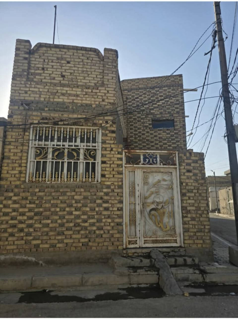 سلام عليكم ورحمة الله وبركاته بين ٩٢ ركن وقع حال طابوصرف ٨٥ متر الجمهور شارع سالم  الاتصال ***********
