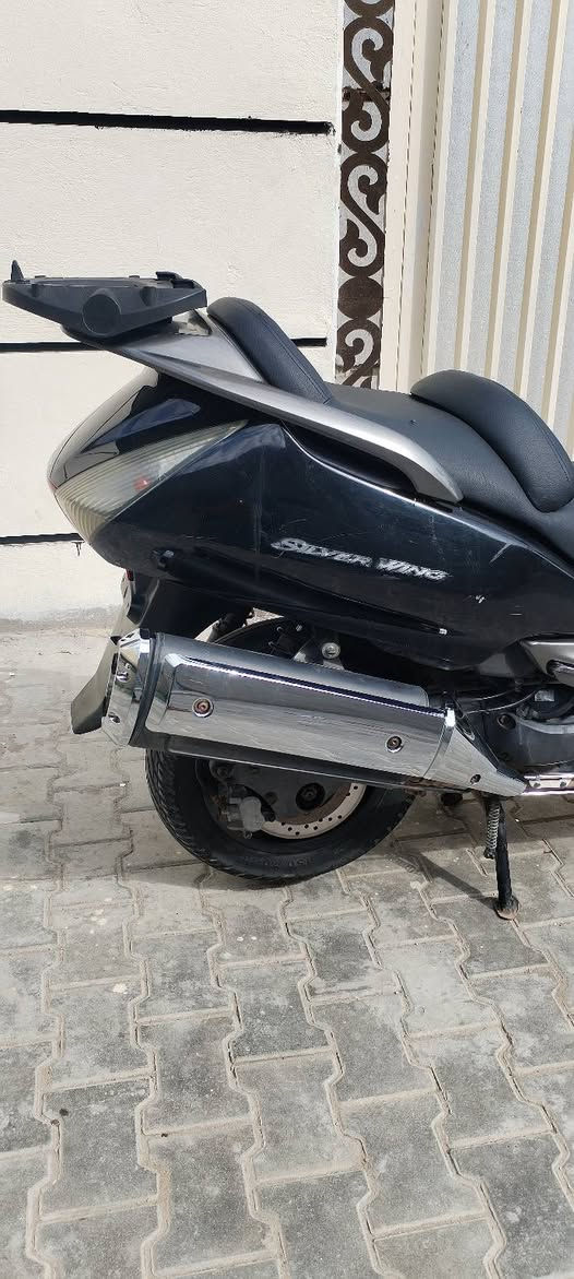 سلام عليكم سلفر ونج 600   مكينه مكفولة   دراجه مرتبة جامة اصلي   تخم تاير جدد    مكينه تخبل خير من الله  سعر 12 ورقه وبيها مجال مكاني الشعله رقم المبايل ***********
