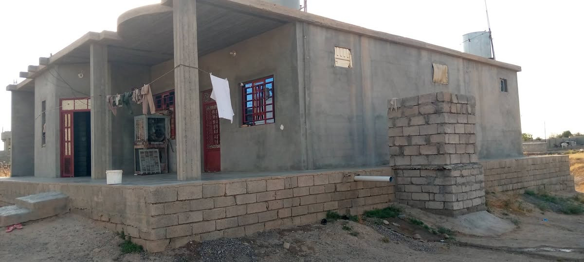 السلام عليكم مكلف بنشر بيت  للبيع تل نخيل  قريب على دكتور القمان  واصل ماء كهرباء تبليط  البيت مكون من غرفتين نوم وربعه وصاله ومطبخ وحمام مساحه الارض 1900متر زراعي مساحه البناء 180 اتفاصيل الاتصال على رقم.               ‎0786 177 8368
