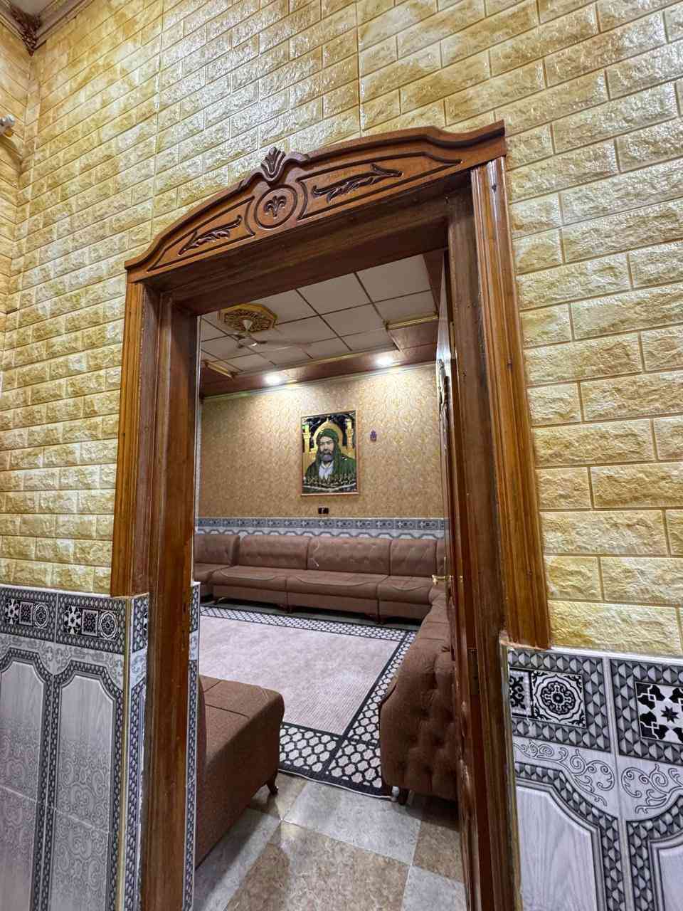 ‏سلام عليكم البيت للبيع ١٨٠ متر المساحة  مقابيل أسواق أبو حيدر شارع خطوة الامام زين العابدين بناء البيت الأساس طابوق والباقي بلوك درجه أولى يحتوي على غرفتين ٤ في ٥ واستقبال ٤x٥ الصالة 
٥x٦ +حمام داخلي وحمام شرقي غربي خارجي +كراج سيارة أبواب البيت الحديد والخشب تفصال درجه أولى بيت جاهز من كلشي ***********
