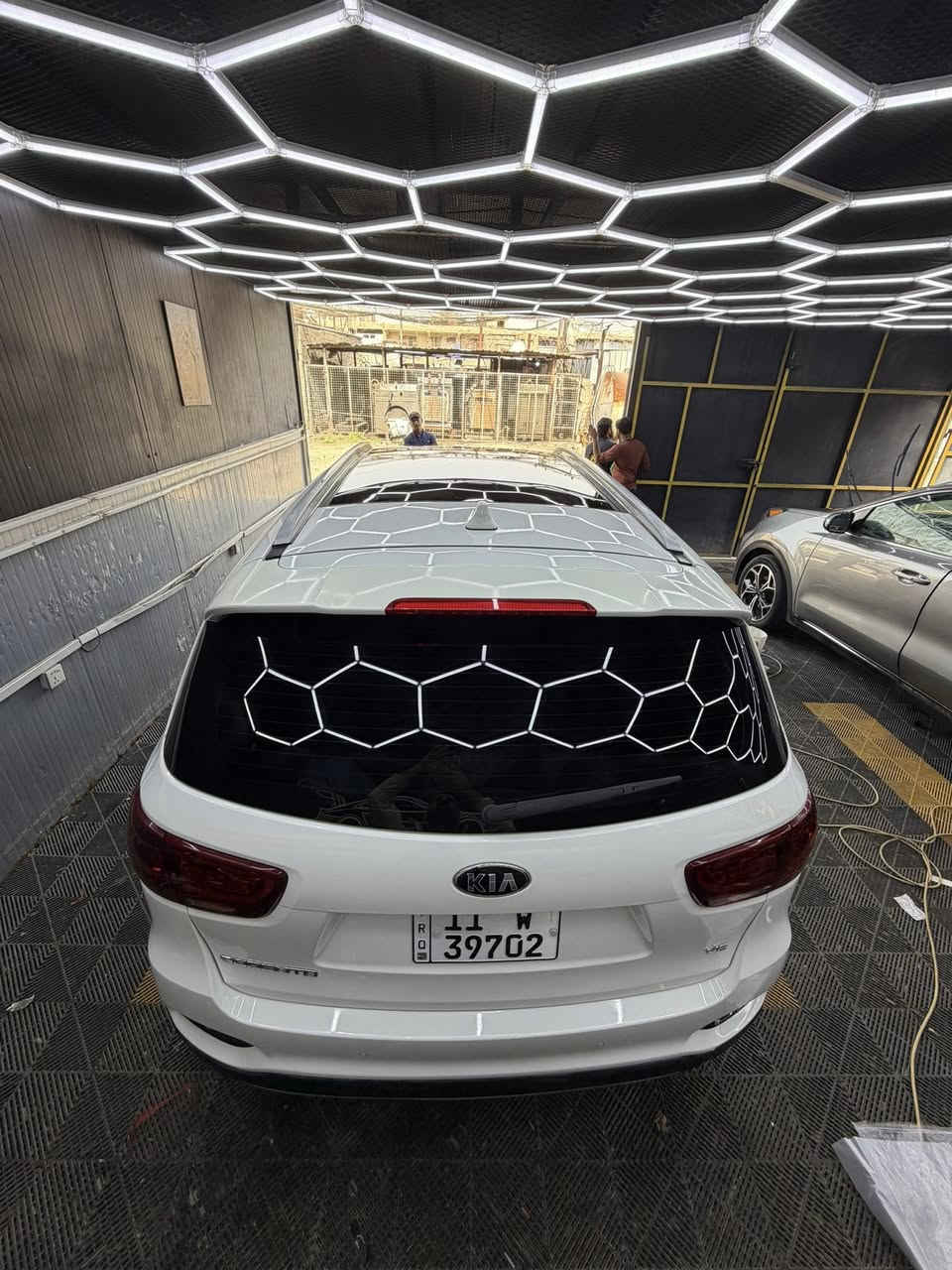 السلام عليكم
سورنتو 2020 خليجي للبيع فول مواصفات 1/1
ماشيه64 الف 
رقم بغداد بأسمي تحويل مباشر
مكفوله كفاله عامة من الصبغ بدون حادث
فوريل AWD 
6 سلندر
7 راكب 
بانوراما 
كشنات تدفئة وتبريد
هاند بريد بصمه 
اوتو هولد
مانع انزلاق
4 كامرات 360 درجة
شاشة كبيرة كار بلي
شاحن وايرليس 
 اريل نڤكيشن 
حساسات امامي خلفي 
تبريد 3 قطع 
صندوق كهربائي
 
السعر 268 ورقه وبيها مجال بسيط 
مكانها بغداد شارع فلسطين 
للاستفسار ***********
