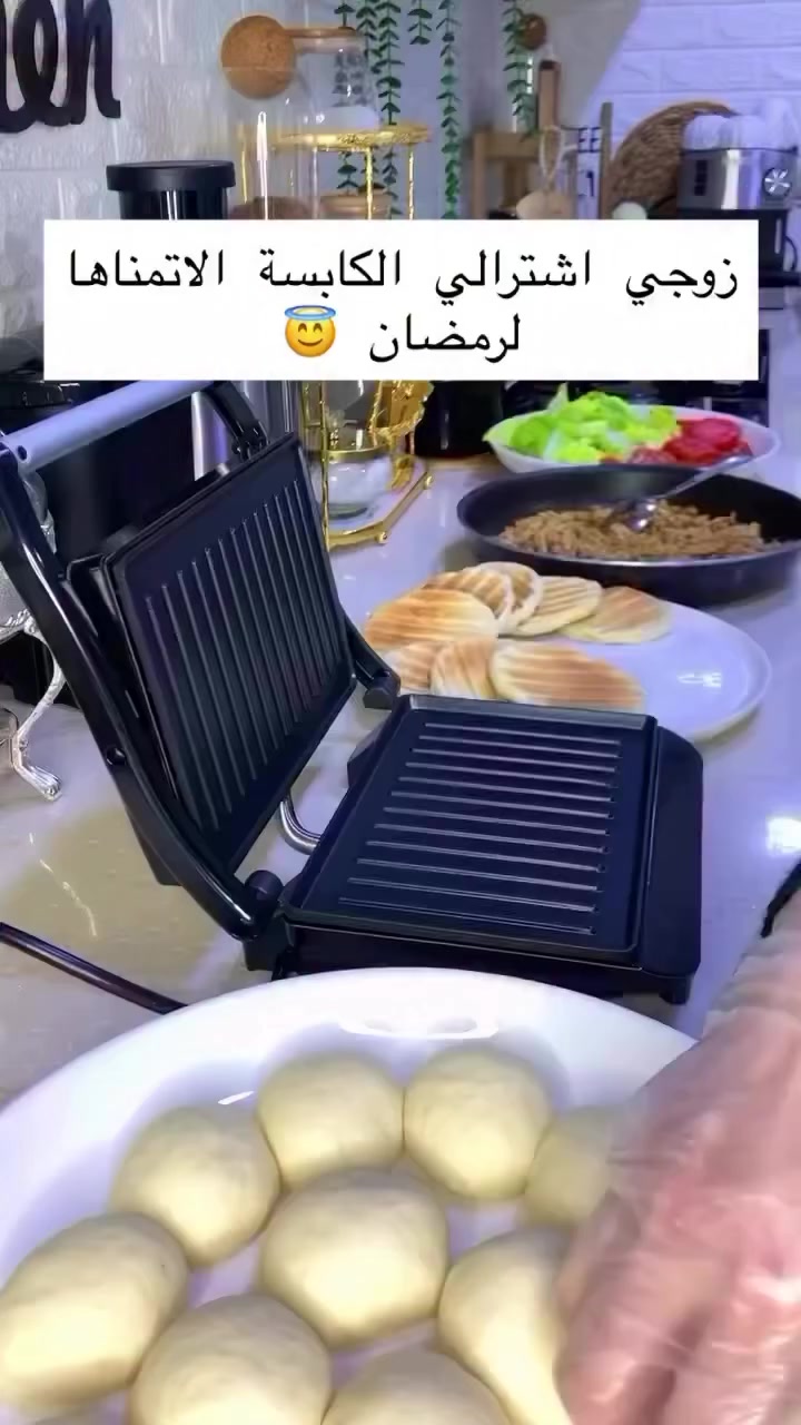 كابسة صاج SAMIX SNK-11M بقدرة 1000 واط تمنحك تحمير مثالي وسريع، بصفائح غير لاصقة وغطاء ستنلس ستيل مقاوم للصدأ مع زاوية فتح 90° لسهولة الاستخدام.

مزودة بصينية لتقطير الزيت، مؤشر تشغيل ضوئي وقفل أمان للحماية، مع ضمان سنة كاملة — عملية، قوية ومثالية للمطبخ اليومي 👌🔥

 #كابسة  #صاج  #كابسة_صاج  #رمضان  #مطبخي  #رمضان٢٠٢٦


**إذا كنت صاحب هذا الإعلان وتريد حذفه لأي سبب، رجاءا أرسل رسالة إلى الدعم الفني**