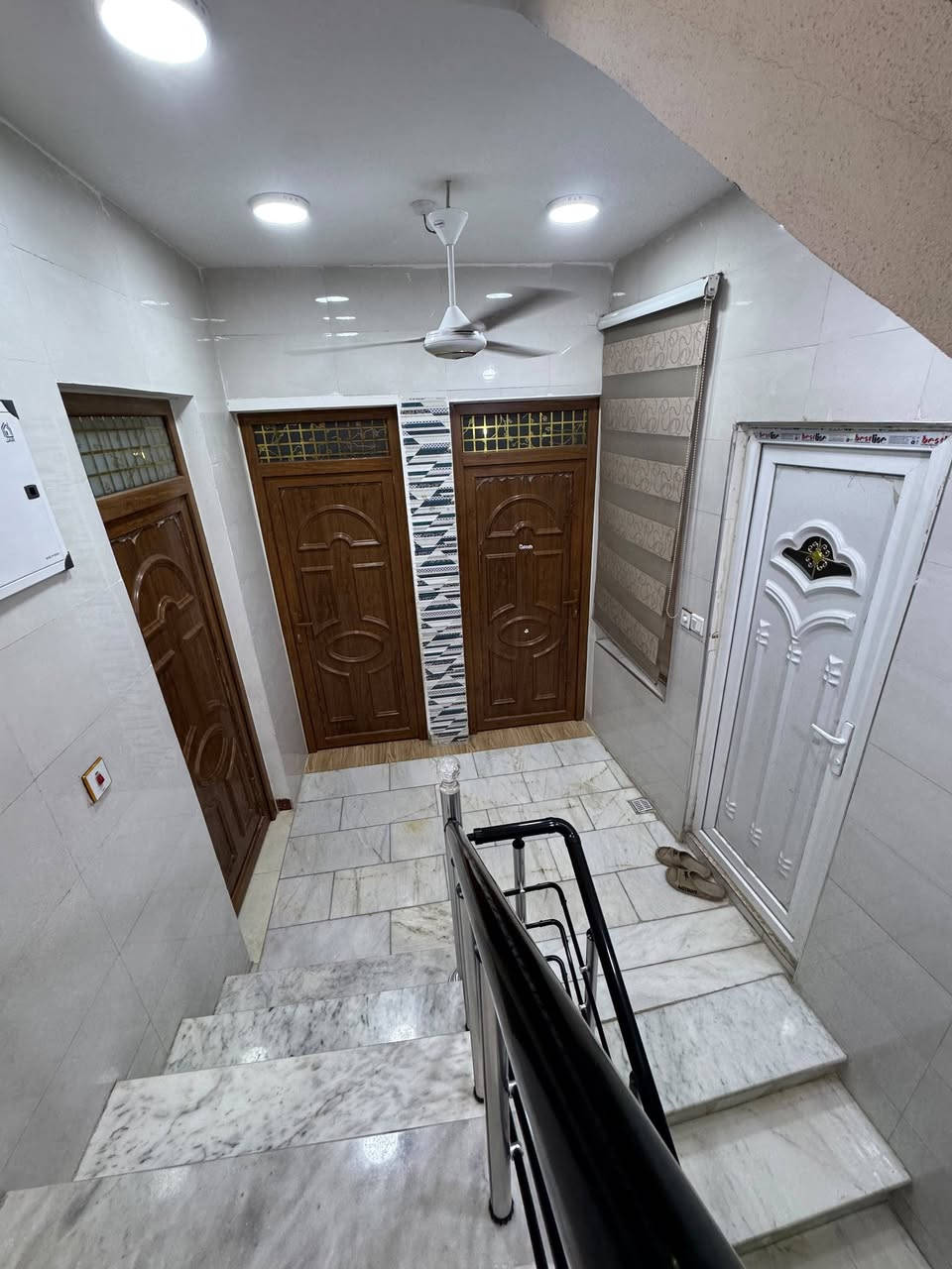بيت مميز للبيع مساحة 100متر (طابقين) بمواصفات بناء طابوق ممتازة وموقع استراتيجي يباع مع الاثاث او بدونه
بيت مميز للبيع مساحة 100متر (طابقين) بمواصفات بناء طابوق ممتازة وموقع استراتيجي يباع مع الاثاث او بدونه
الموقع : حي المثالي مقابل اسواق برتقالة امتداد سايدين شارع الچاير
يحتوي على صالة واستقبال و اربعة غرف واسعة وصحيات عدد ثلاثة ومطبخ حار وبارد و احلى ما في صور الطابق الارضي الارضيات مرمر والمطبخ سيراميك اسباني اما الطابق الثاني بورسلين .كافة الخدمات متوفرة ومدارس قريبة ابتدائية ومتوسطة طابو زراعي سند 25 المكاتبة مع صاحب الارض مباشرة للاستفسار الاتصال على الرقم *********** علما" اني صاحب البيت
