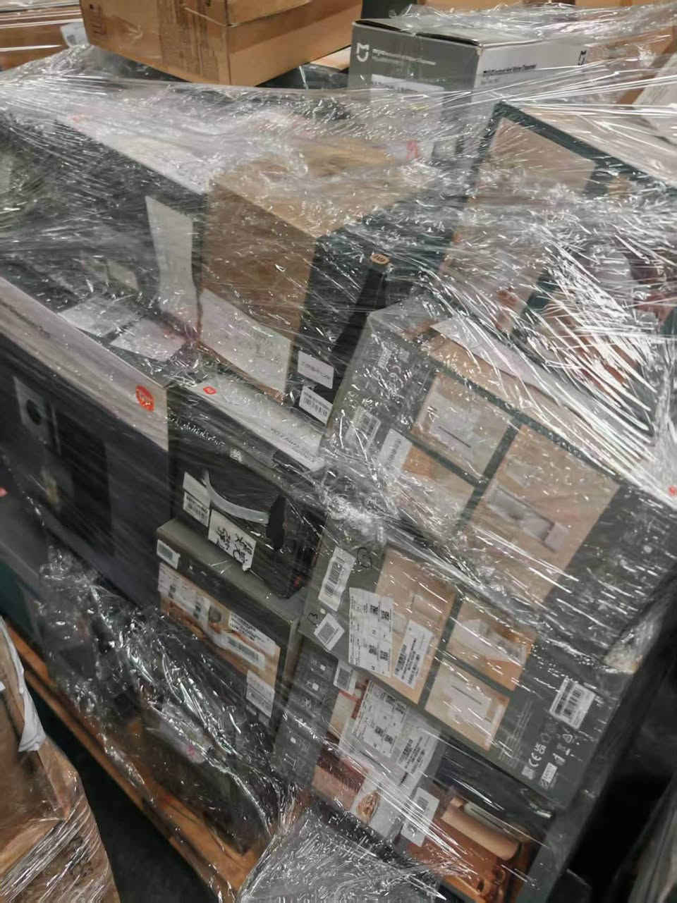 السلام عليكم الاخوة الاعزاء هاي البضاعه منزلي من ماركة شاومي حصرا جديد غير مستعمل حاويتين 4702 قطعه الي يرغب بشراء يتصل ***********

