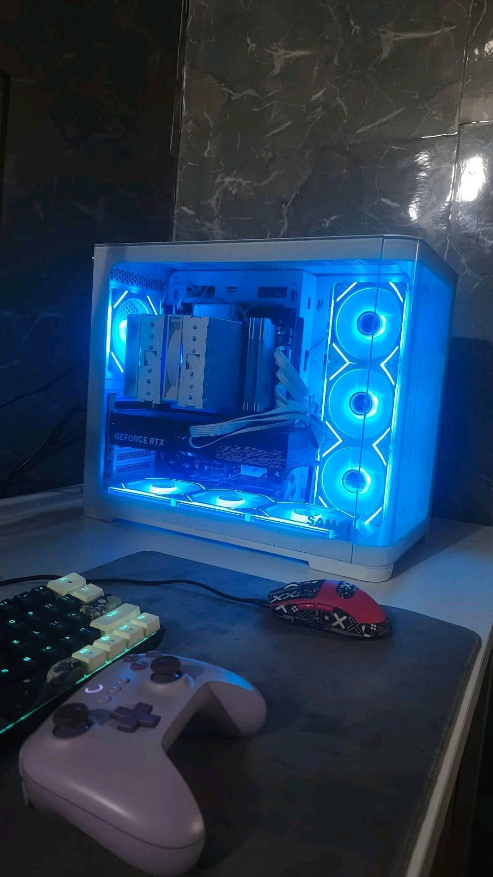 بيسي كرت 5070ti من جلكسي لون اسود ثلاث مراوح RGB قابله للتغير / معالج رايزن 5/7600x مبرد RT620 ARGB مع مروحتين  و ست انابيب تبريد لون ابيض / مذربورد Asus prime b650-plus لون اسود ورصاصي/ رامات 16x2 32g 6000 RGB لون ابيض / تخزين gen4 1T m.2 سرعه 3000 / البورسبلاي لون ابيض 850w gold من segotep / كيس لون ابيض من sama مد تاور زجاجي يتقبل لحد 10 مراوح مع زر تغير الوان المراوح لون المرواح ابيض /