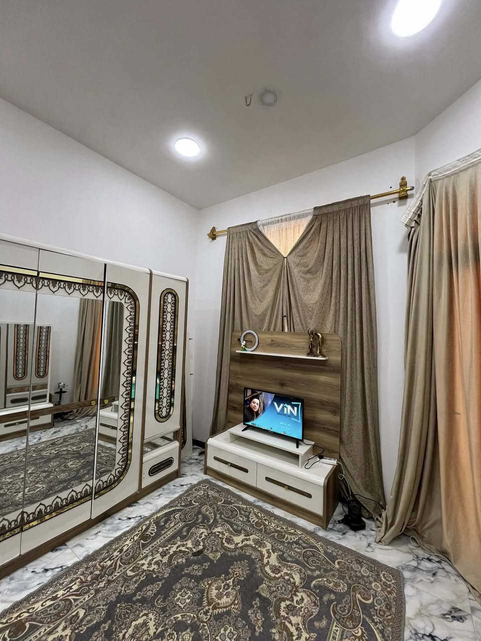 سلام عليكم غرفه تركيا 10 قطع. نضيفه وكامله مابيهه اينقص بيهه ملاحضات بسيطه بس يحتاجلهه نجار مضبوط يشدهه  سعر 750وبيهه مجال الله شاهد ماخذهه ب2وربع بس بعد الي يشتري مو مثل الي يبيع وانه خادم *********** مكاني بصره قبله
