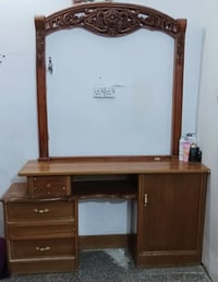 ميز • للبيع • جامة مكسورة