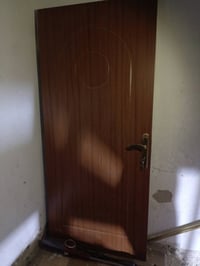 باب خشب نقشه جديد غير مستعمل مع كيلون ويدات اصليه بدون چرچوبه مكان الش...