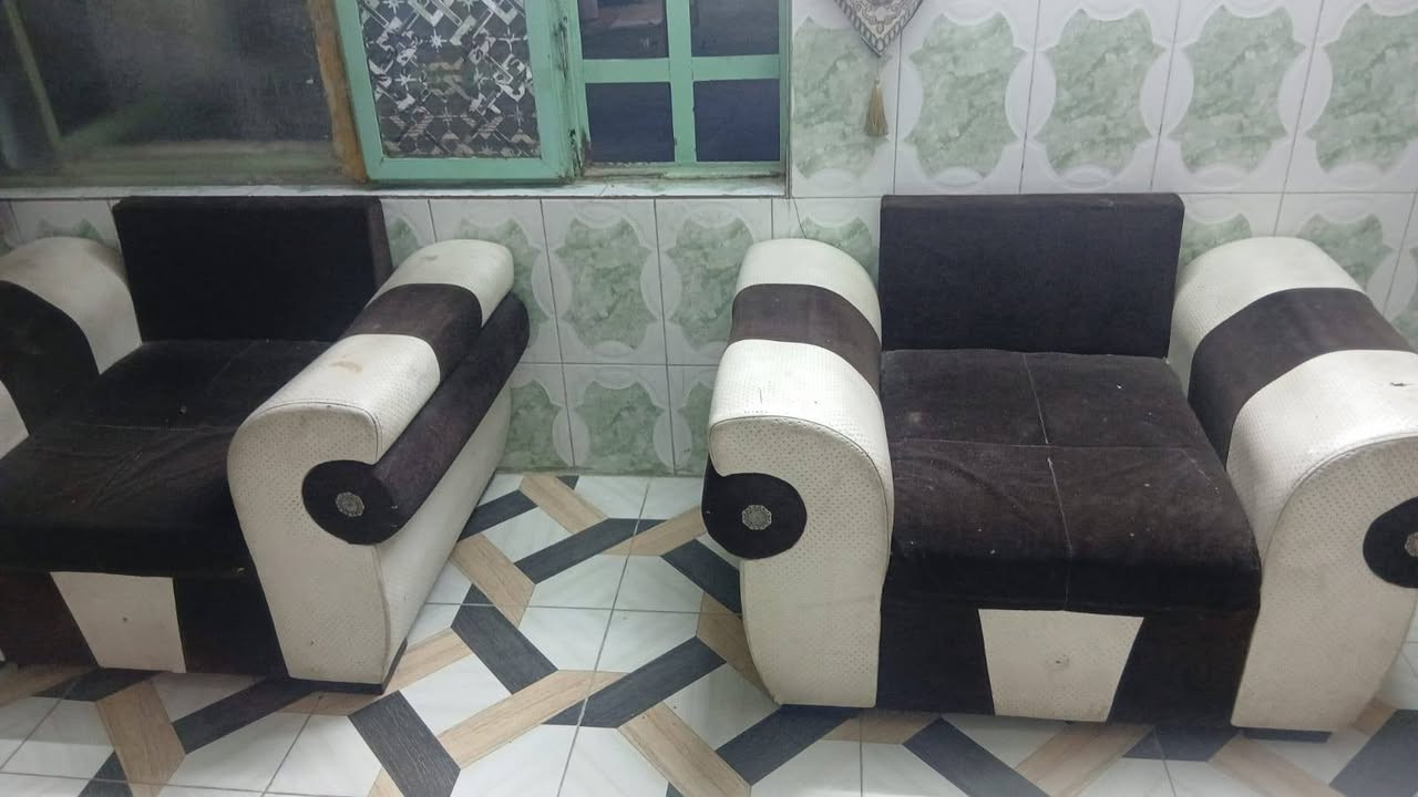 للبيع تخم 10 مقاعد وياه كوشات مابي اي ضرر وعندي توصيل بكروه سعره 100 مستعجله ع بيعته


**إذا كنت صاحب هذا الإعلان وتريد حذفه لأي سبب، رجاءا أرسل رسالة إلى الدعم الفني**