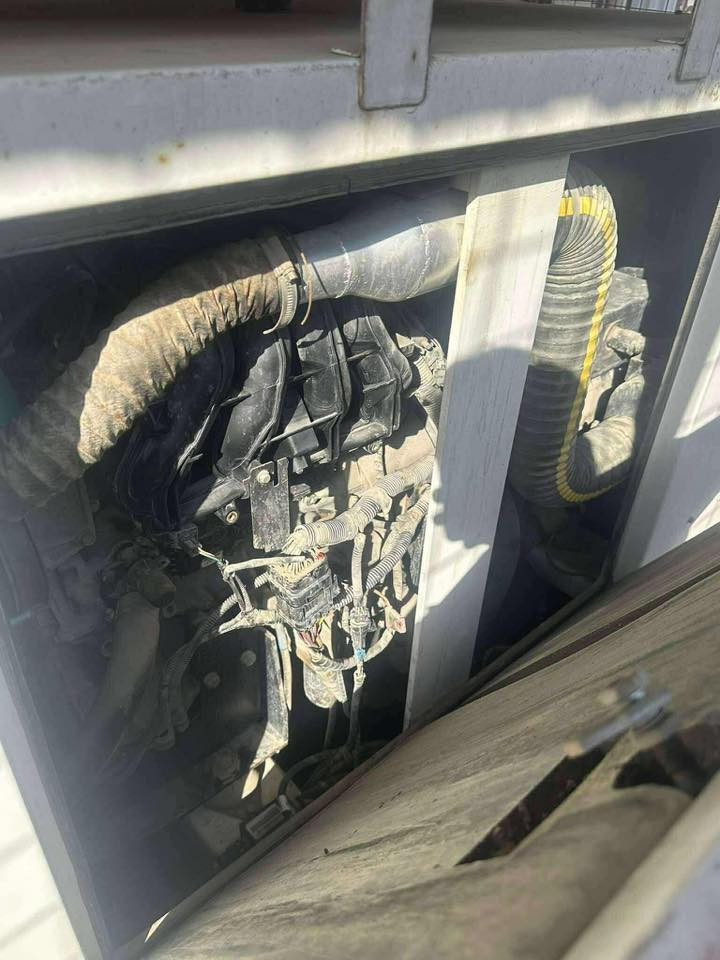 السلام عليكم مولد من شركة بيرطانيه30kv مستعمل قليل كلش ومتوكة صار فتره كاتم نضيفه حيل للبيع مع العلم المولدة بنازين لل استفسار اتصل هنا ***********
