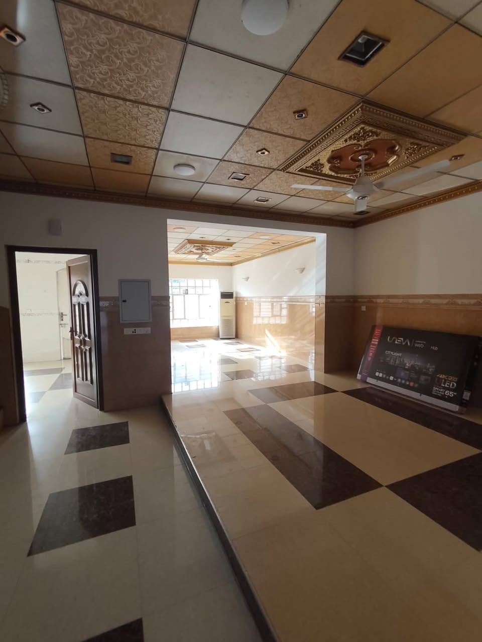 🏡 دار للبيع – حي السكر / المربع الأول

📍 الموقع: قرب جامع الساجدين
📐 المساحة: 200 م²
📏 الواجهة: 10 متر
🛣 الشارع: تبليط عرض 12 متر
🧭 الاتجاه: قبلة
📄 السند: طابو ملك صرف

🔹 مواصفات الدار:
▫️ طابقين

🔸 الطابق الأرضي:
 • هول استقبال
 • مطبخ
 • صحيات عدد 2
 • غرفتا نوم

🔸 الطابق الثاني:
 • 4 غرف نوم
 • هول
 • صحيات

📞 للاستفسار والمزيد من التفاصيل:
مراجعة مكتب العمران – سايدين السكر
***********
***********
