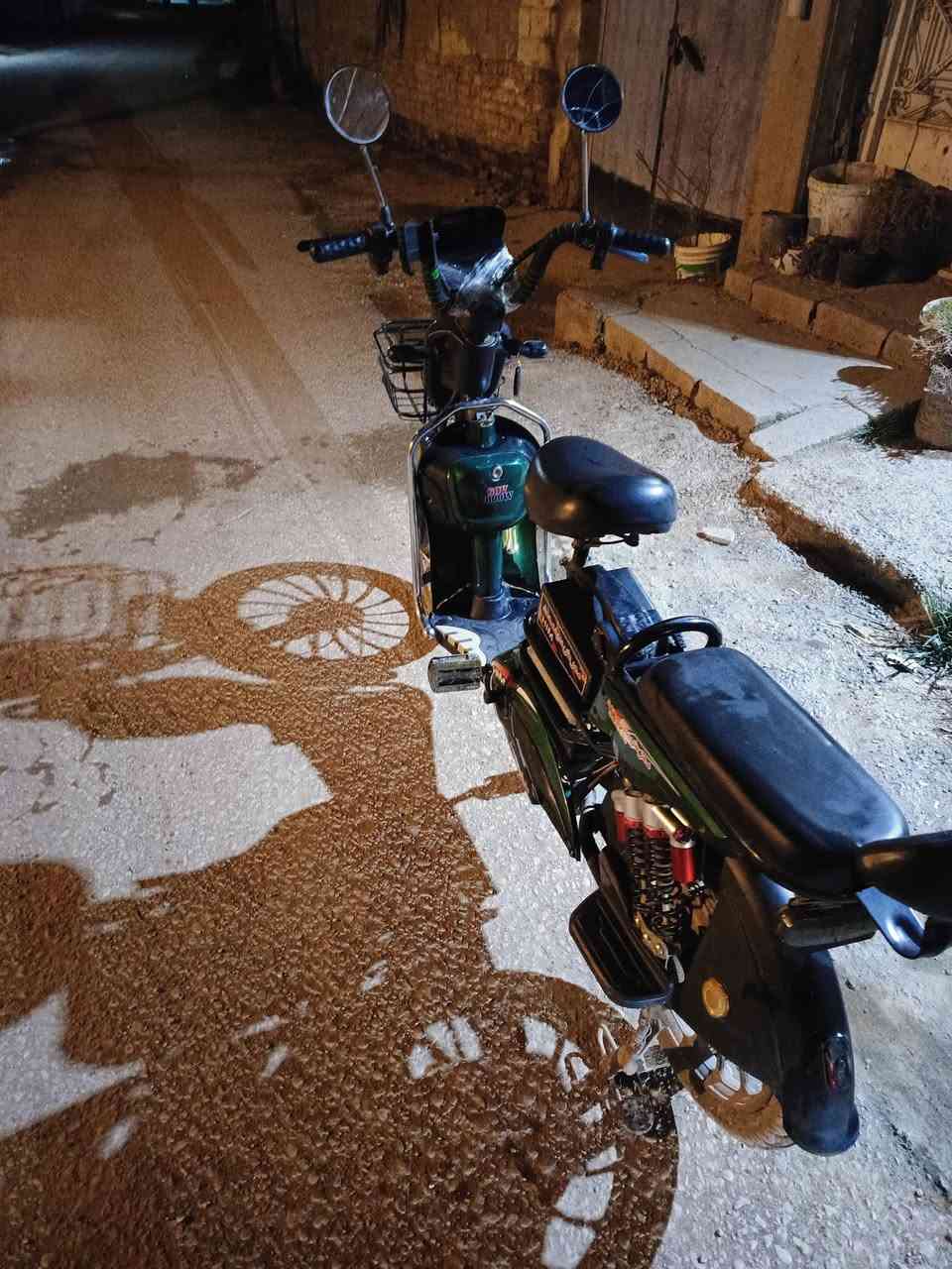 السلام عليكم  بايسكل شحن🔋⚡ موديل 2025 كلش نظيف كامل مكمل من كلشي اي نقص مابي للبيع 
اربع نمر سرعه ٩٩حقيقي خمس بطاريات كهربائيات اشاير هورن بلوتوث مري كله كامل مكمل من كلشي اي نقص مابي 
تجي تركبه وتروح اي نقص مابي حجم ٢٠ وبايدر هم يشتغل 
السعر 280وبي مجال شي قليل حك الجيه 
عنوان بعقوبه /باب الدرب 
رقم ***********وبي واتساب هم
