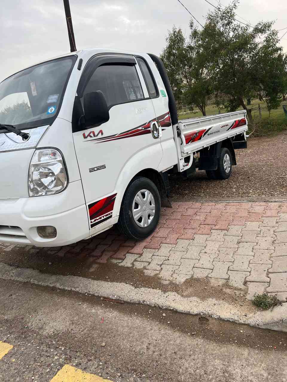 السلام عليكم 
كيا ٢٠١١رقم صلاح الدين للبيع 
هزة وفحص وسنوية ورقم جديد ل٢٠٣١
كير ومحرك آكسل شاصي مكفول 
تخم تاير وصدر ومشط وباور ستيرن جديد 
كهربائيات كلها شغالة 7جنكال مكينة ٢٧٠٠
السيارة مكفولة من الضربة والتبديل 
السعر 95
مكاني الضلوعية 
للاستفسار. ***********
                ***********
