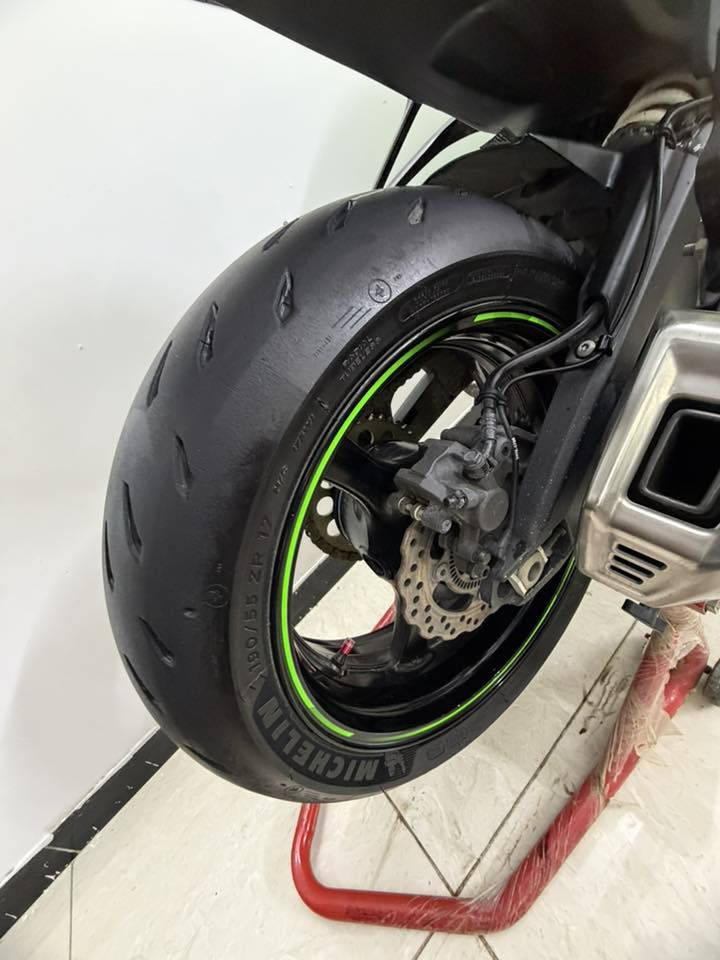 سلام عليكم كاوسكي 1000موديل 2013 وارد اليبان مكفولة من الحادث طابة على ايدي من اليبان دراجة اي بي اس مفتاح سكيورتي دبل سويج تايرات مشلن بي جي بي اس  مكان الدراجة السيدية سعر 69 ورقة ***********بي وتساب غير متواجد على فيس
