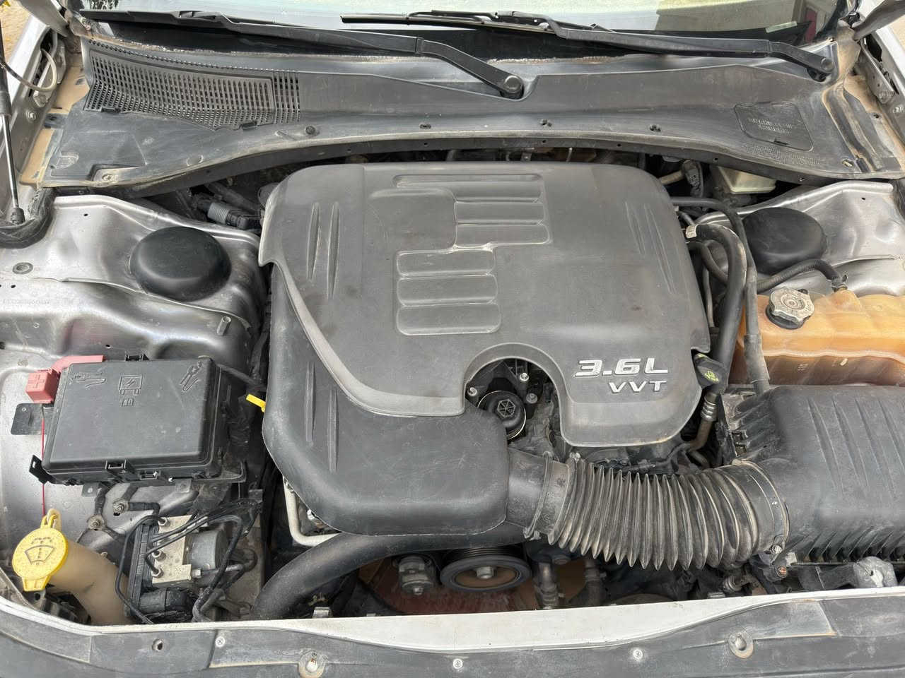 السلام عليكم
كرايسلر C300 اوباما 
2017 أصل ماشيه ١٤٠ الف كم رقم بغداد الدولي بأسمي شرط التحويل هزه جديده V6/3600
فور ويل
وارد امريكي 
ضربته دعاميه وجاملغ جهه السايق ماواصل للشاصي
محدثه بنيد ودعاميه ٢١

السياره جاهزه من كل نقص 
حداديه تخم تاير تدفئه تبريد كله جاهز
المواصفات/
كير ماوس 8 نمر
تشغيل عن بعد
كشنات تدفئه 
كشنات كهرباء جلد اسود
لايت زينون عدسه
شاشه كبيره تدعم كاربلي
بصمه تشغيل وأبواب
خزن ميموري
كامرا خلفيه
ستيرن كهرباء
تبريد قطعتين
تحكم ستيرن جهتين مع مثبت سرعه
ويل18 بلادي
باقي المواصفات معروفه
السياره جاهزه ومال جناي 
سعرها ١80 $ بيها مجال بعد المعاينه 

مكان السياره بغداد كمب ساره 
هاتف 📞 *********** /*********** 
***********
