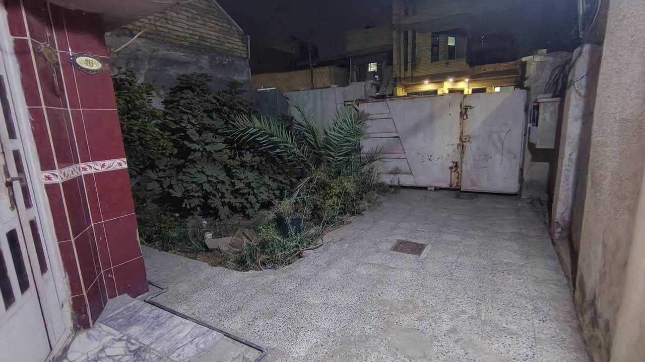 السلام عليكم
بيت للبيع ١٤٠ متر واجهة ٧ نزال ٢٠ 
محلة ٨١١ قرب السريع 
الطابق لارضي كراج حديقة صاله غرفة حولي مطبخ حمام ومخزن صغير 
الطابق الاول غرفة وحمام 
البيت بيه سطحين 
عكادة 
للاستفسار *********** فقط وتس اب 
سعر البيت ٢٢٥ مليون
