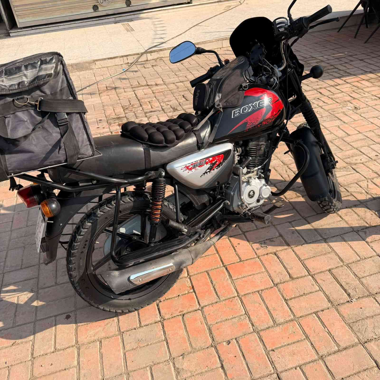 السلام عليكم
دراجه بوكسر 23 مرقم بغداد سنويه تحويل ثاني يوم 
المكينه مجفتهه شركه الشاصي مكفول كهربائيات كلها شغاله مابيها اي نقص الدراجه احلى بالواقع مكينه خير من الله عارضهه 2300
المكان بغداد ابو غريب شارع الزيتون 
رقمي ***********
