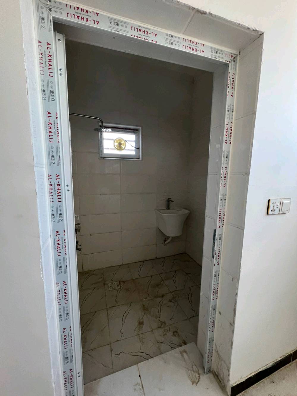 بيت حديث وجاهز للبيع في منطقة هادئة ومريحة. يتميز بتصميم عصري وأرضيات سيراميك أنيقة. يتضمن عدة غرف واسعة وحمام واحد، مثالي للعائلة. البيت محاط بجميع الخدمات الأساسية ويوجد فيه كهرباء وماء.