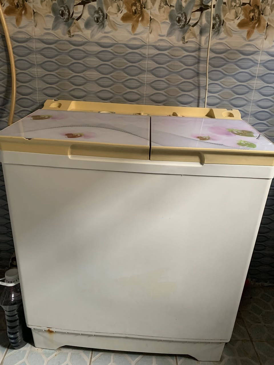 اغراض منزلية للبيع باسعار مناسبة جدا تصفية منزل
1- كاونتر مع الملحق ( 130 الف ) 
2- غرف نوم عدد ثنين مع كنتور بابين + ميز تواليت + جرارات الغرفة الوحدة سعرها (250 الف ) 
3- طباخ خمس عيون اصلي (160 الف )  + ساحبة(75 الف ) 4- غسالة عادية (25 الف ) 
5- مبردة حديد(100 الف )
6- فرفوري انتيكه
7- زوالي عدد 10 قياسات جميلة بسعر (200 الف ) 
للاستفسار / *********** 
(غير متواجد خاص )
