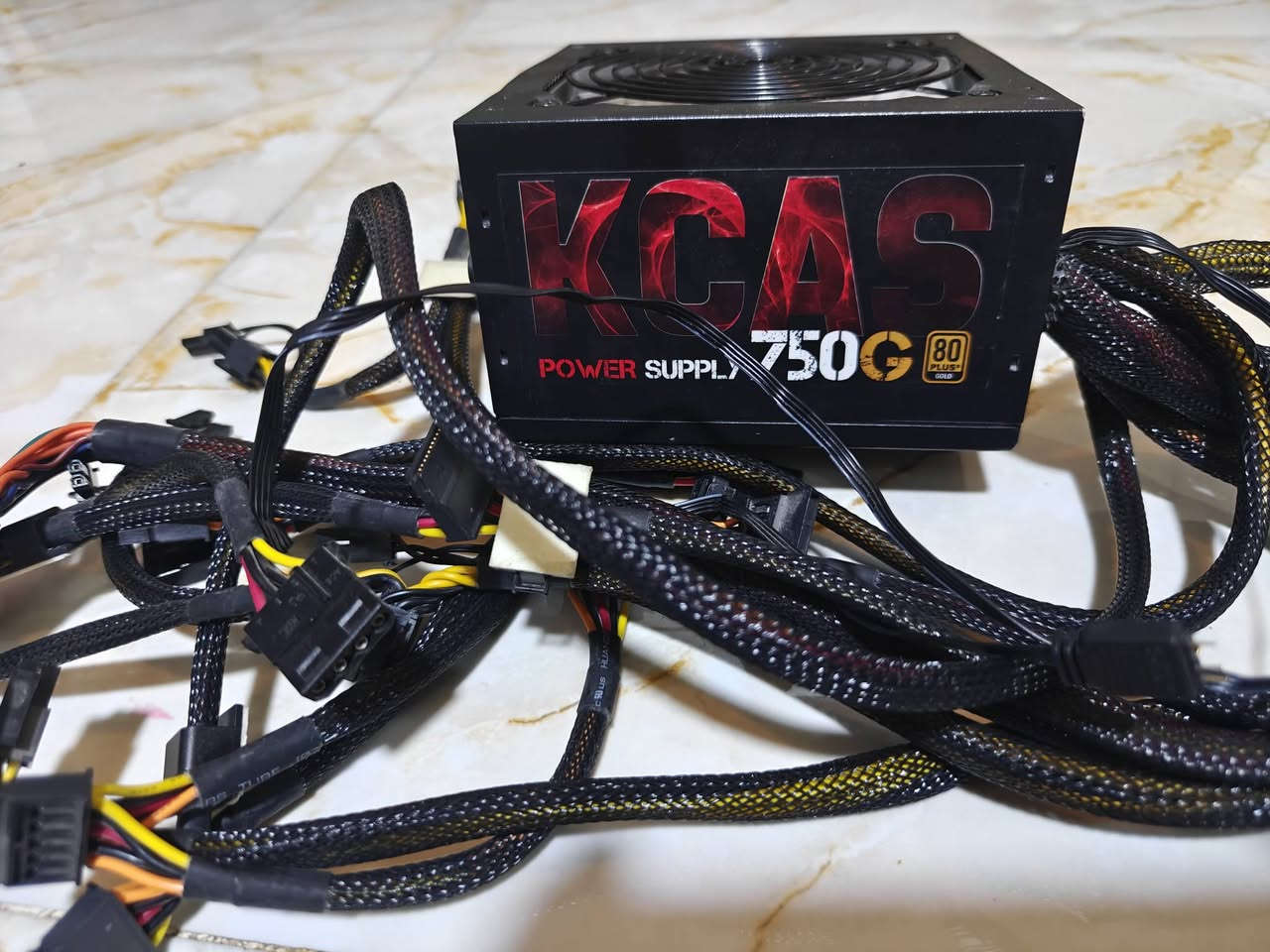 مزود طاقة AeroCool KCAS 750G 80+ Gold
الحالة: مستعمل 
. القدرة: 750 واط. الشهادة: 80 Plus Gold لكفاءة طاقة عالية. النوع: ATX. التبريد: مروحة 120mm هادئة مع تحكم حراري بالسرعة. خط 12V قوي أحادي (Single Rail) بقدرة تصل إلى 62.5A. مزود بتقنية APFC لتحسين استقرار الطاقة وتقليل استهلاك الكهرباء. الكابلات مغطاة بشبك للحماية وتنظيم الأسلاك.

مناسب لتجميعات الألعاب وأجهزة العمل التي تحتاج مزود طاقة بقدرة 750 واط.

المحتويات:

مزود الطاقة AeroCool KCAS 750G

جميع الكابلات الأصلية الثابتة المرفقة

سبب البيع: عدم الحاجه اشتريت 1000 واط .

للتواصل على خاص او هاتف 
***********
