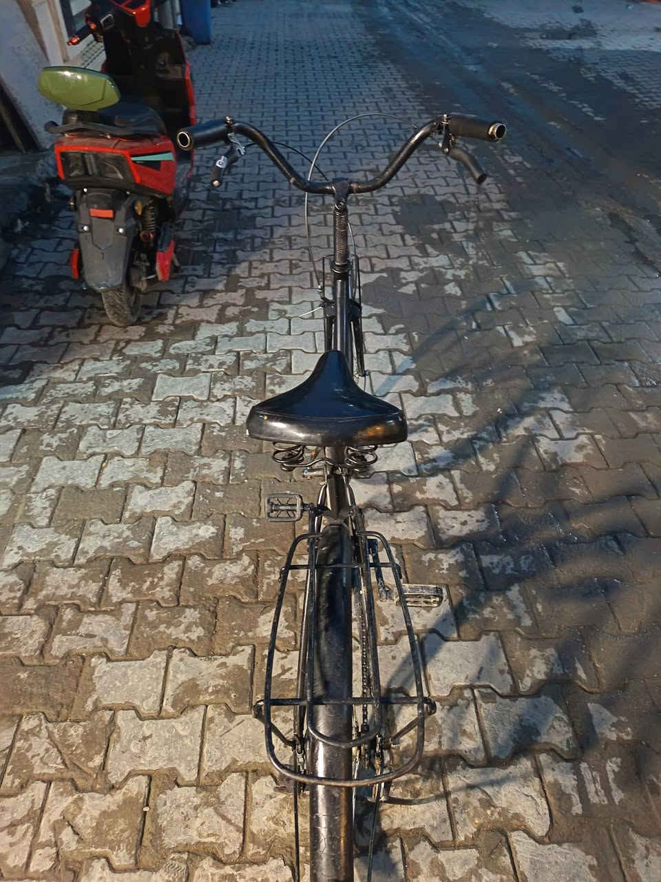 السلام عليكم بايسكل للبيع حجم 26 بايسكل نظيف بس مصبوغ فقط السعر 40قفل العنوان الحريه الثانيه رقم ***********
