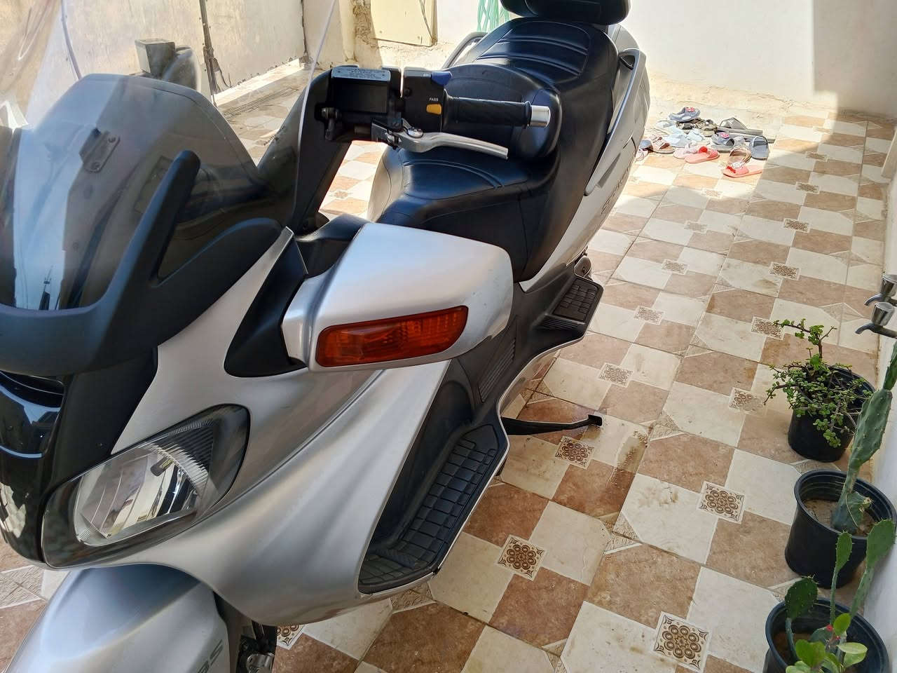 اسكاي نص الفول مراوس ب سلفر  ماشيه 22 بعدهه جديده  لون رصاصي لايت زنون عالي وناصي  لعنوان كوت  امراوس بسلفر ***********
