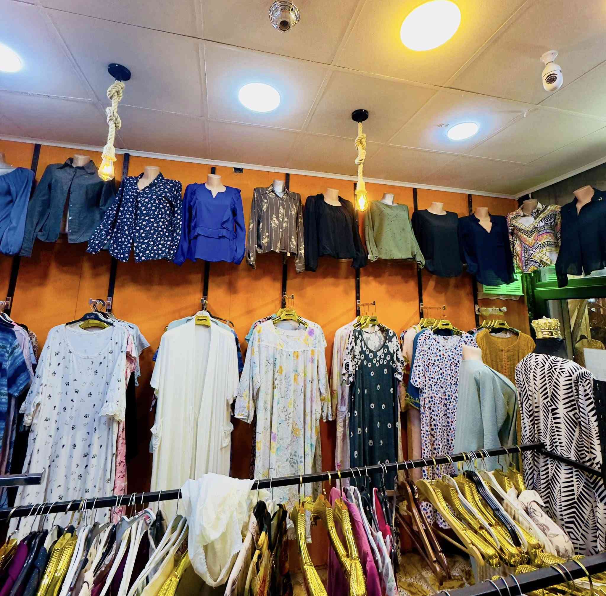 سڵاو بەڕێزان ، ئەشیای ئەم دوکانە هەمووی ئەفرۆشم جلەکان  پارچەی ٢٥٠ دینار ئەکەوێ و بوکەڵە و نیوو بووک و عەلاگەی جل هەڵواسین  گۆڵد و ئاسایی تیایە توڵی سەر دیوارەکان و ئاسنەکانی و سەلەی بابەتی هەڕاجی و ئوتووی بۆیلەر قیاس مامناوەند هەندێک شتیتر

 لە کەلارم هەر کەس ویستی یان سەردان بکەن یان مەسج بنێرن 
ژمارەی وەتس ئاپ ***********
