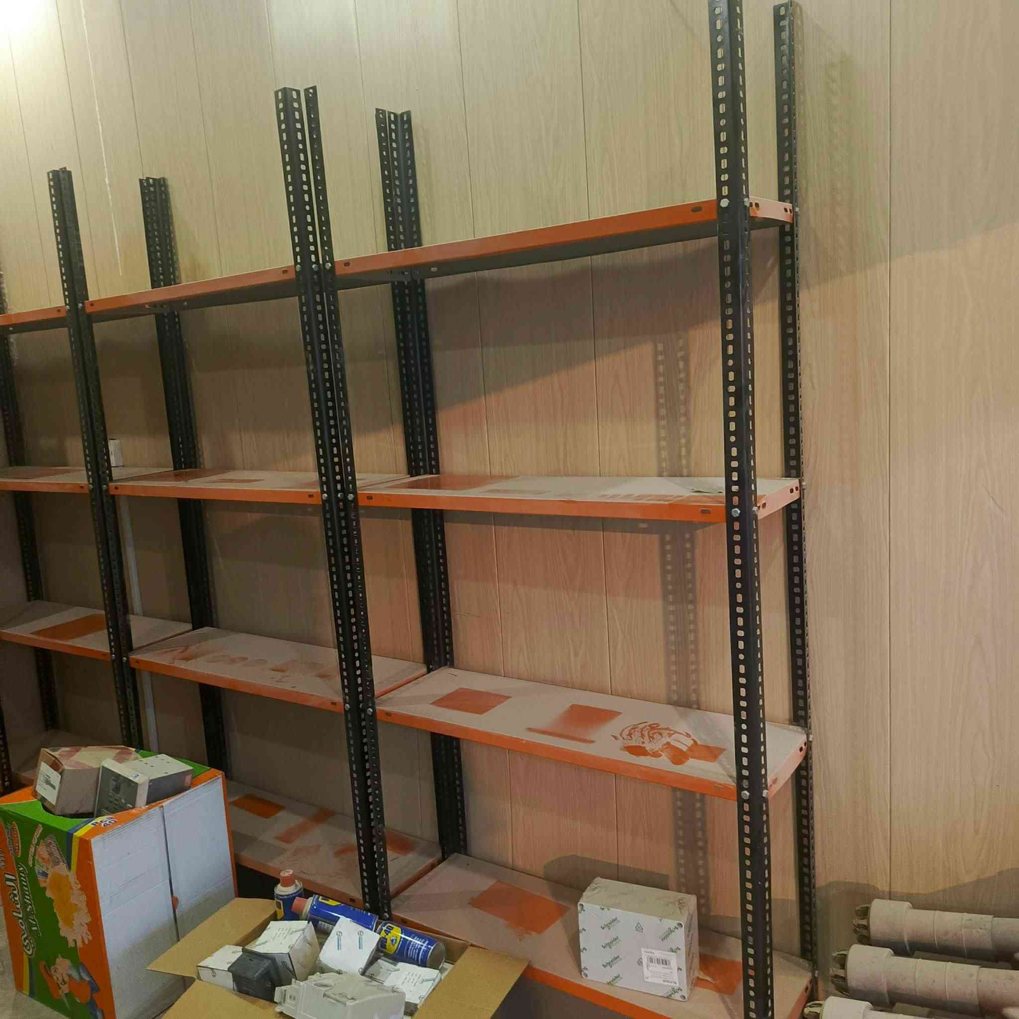 سلام عليكم رفوف للبيع استعمال شهر 17 رف  سعر اليرظي الله لحد يكسر بيهن تصال او خاص ***********
